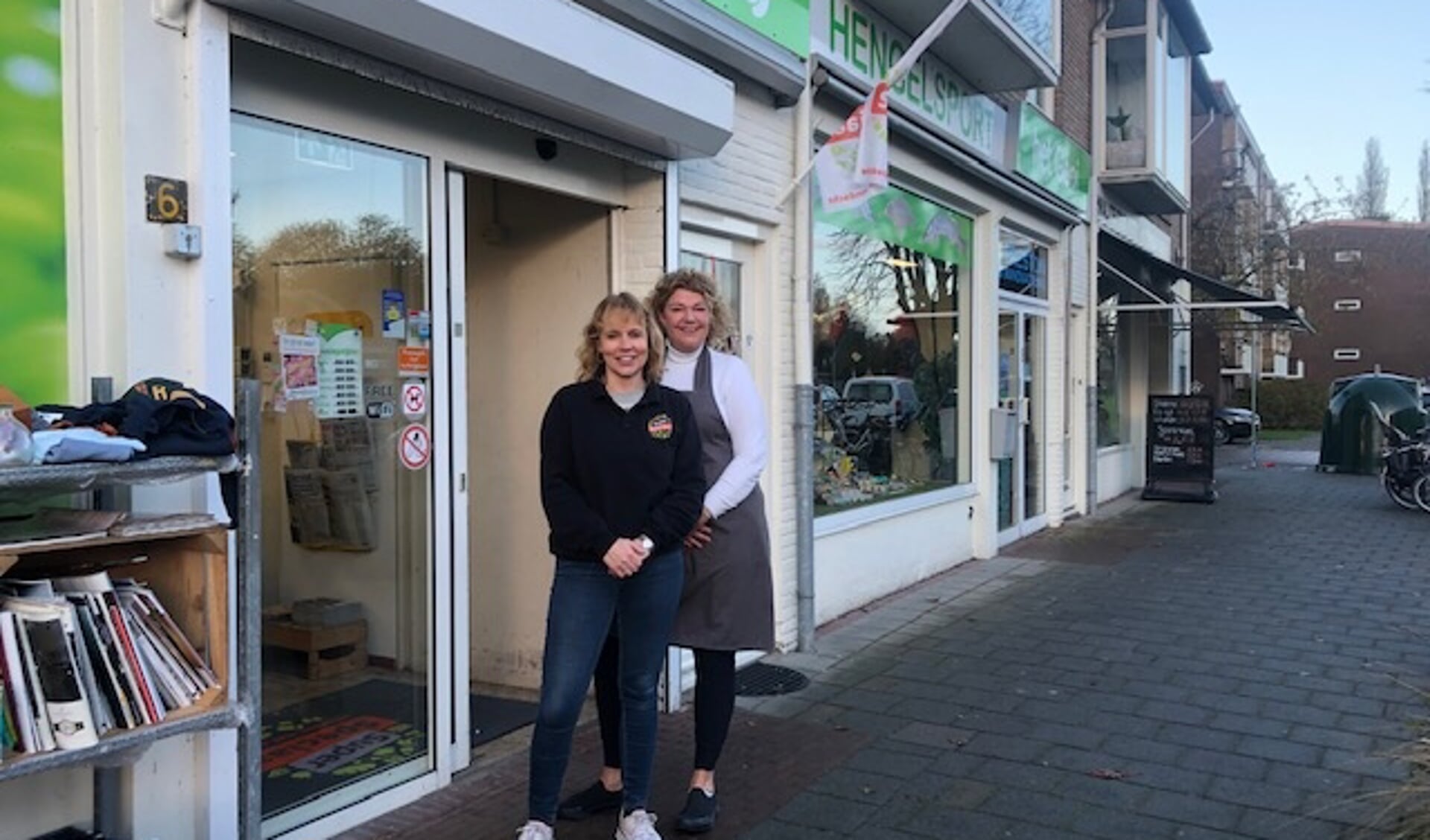 De timing van de werkzaamheden aan hun straat kon niet beroerder, zeggen de winkeliers Karin Arbon (l) en Annemieke Broodbakker. 