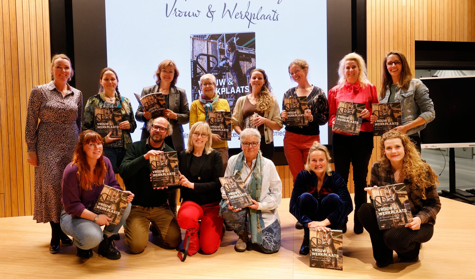 Bianca Krijnen-Splint (links) en fotograaf Otto Kalkhoven omringd door een aantal geportretteerde vrouwen uit het boek.