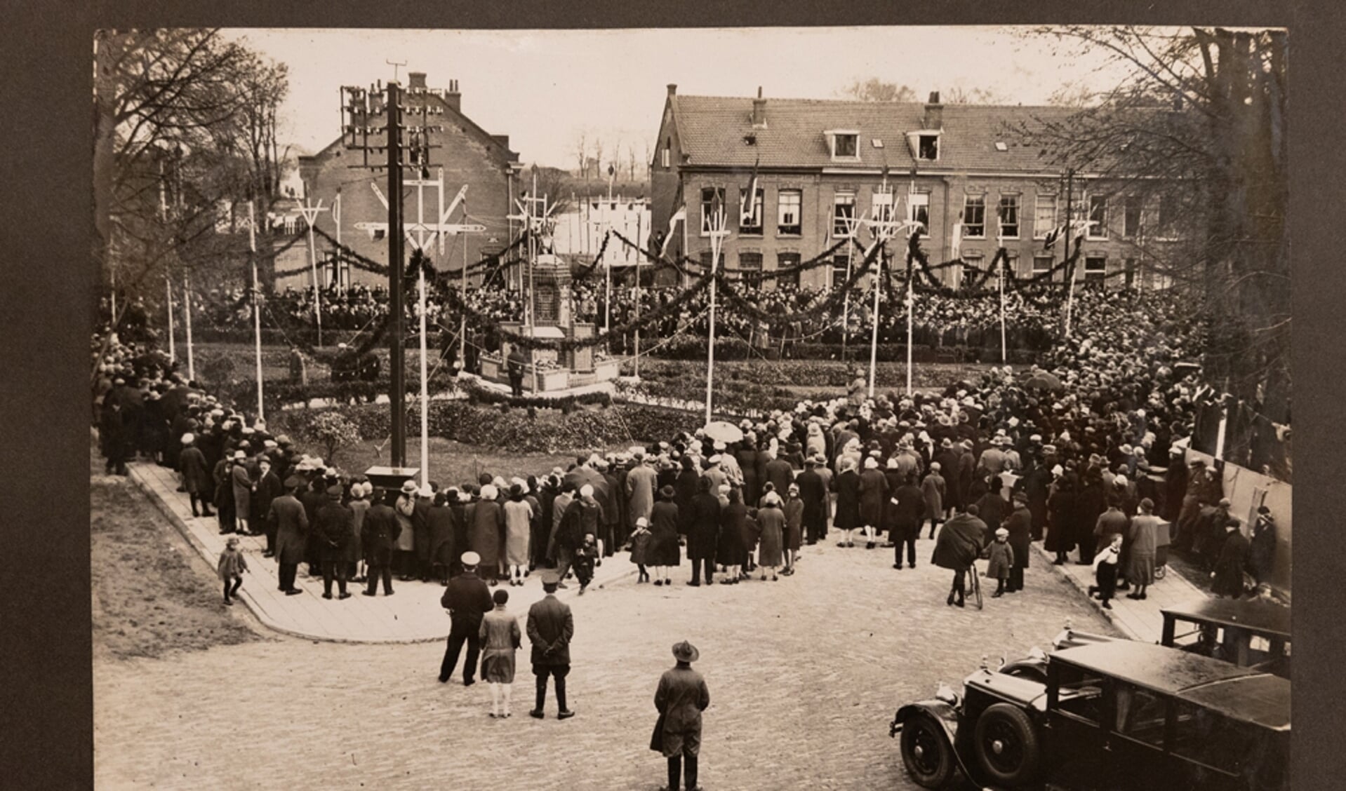 Onthulling van het Van Houtenmonument in 1923