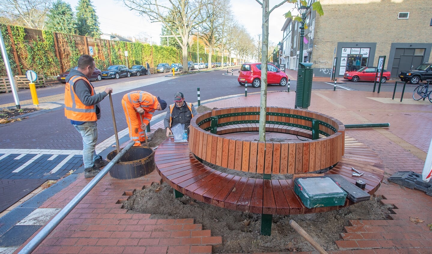 Ter hoogte van de Olmenlaan wordt een boombank gemaakt.