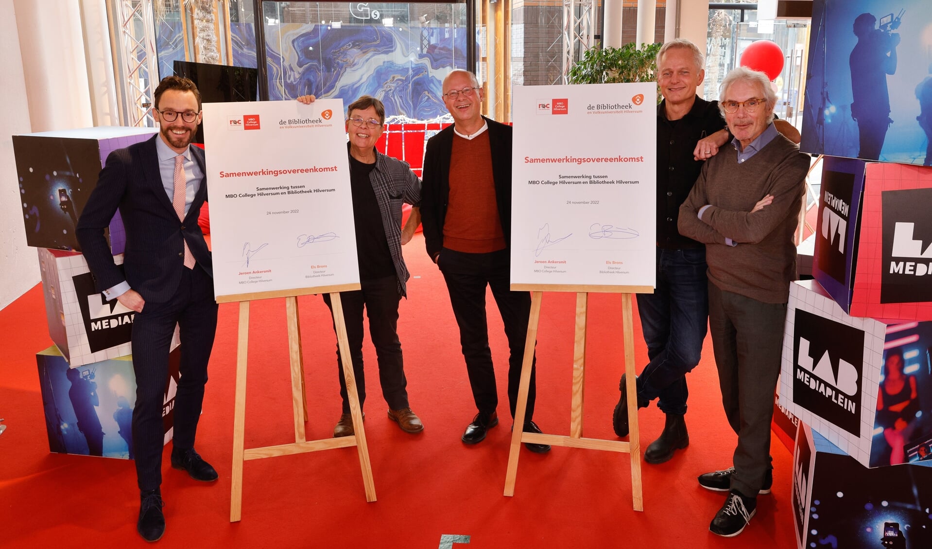 De ondertekening met van links naar rechts: wethouder Arno Scheepers (cultuur), directeur Els Brons van Bibliotheek Hilversum, directeur Jeroen Ankersmit van het MBO College, John Leek van Beeld en Geluid en directeur Stef van Breugel van Museum Hilversum. 