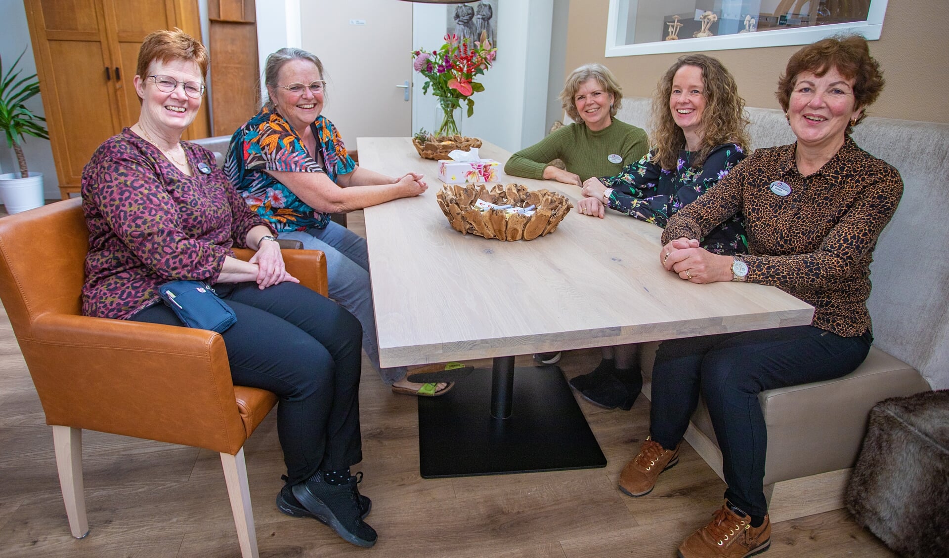 Van links naar rechts: Nel, Hélène, Gerda, Liesbeth en Gerda, vrijwilligers bij Hospice Huizen.