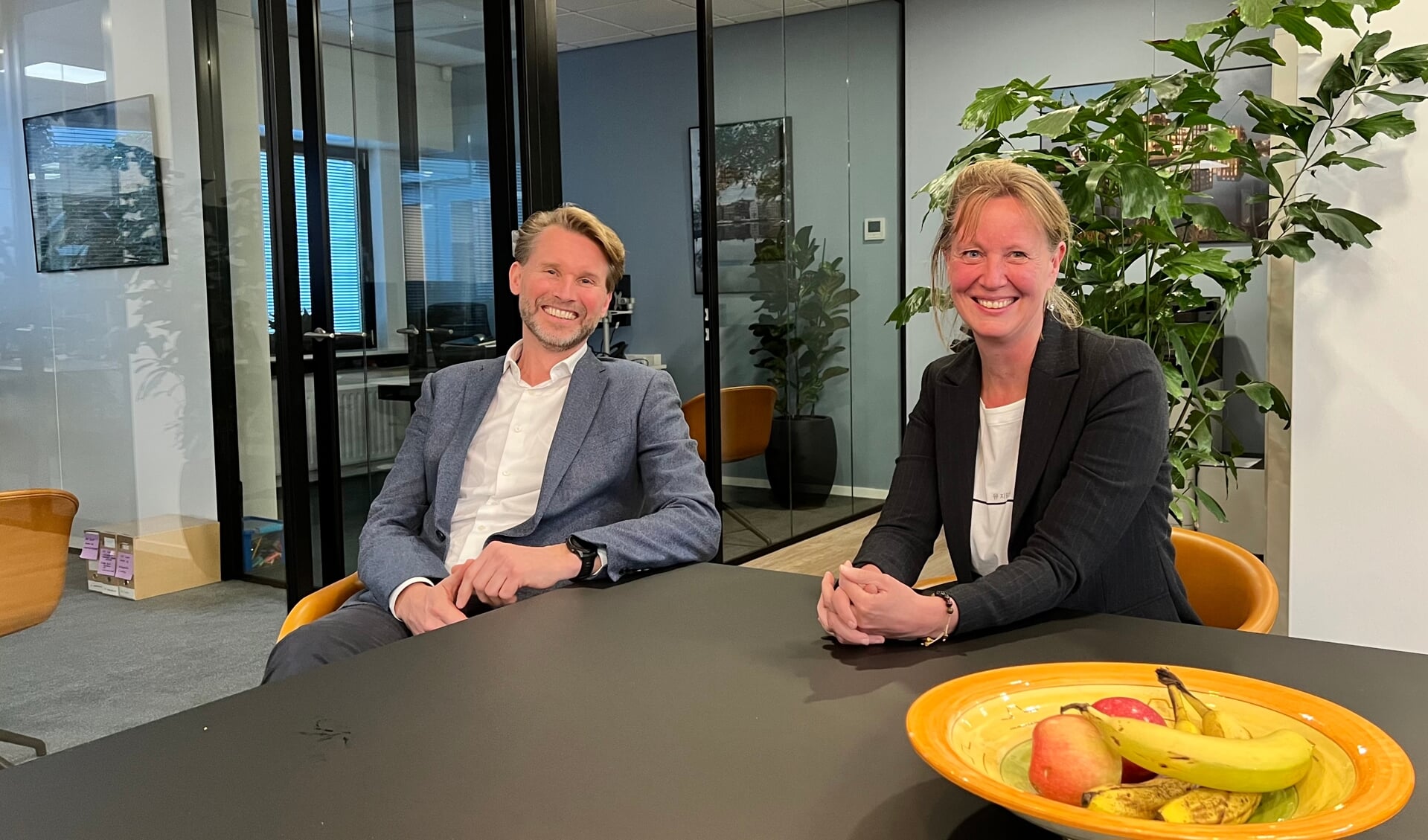 Sven van Balen (l) en Erna Snelder van Slokker Bouwgroep vertellen over de duurzame idealen van het bedrijf.