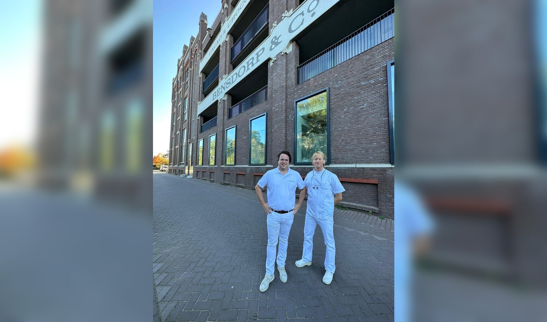 De tandartsen van Amstel Dental voor het pand in Bussum.