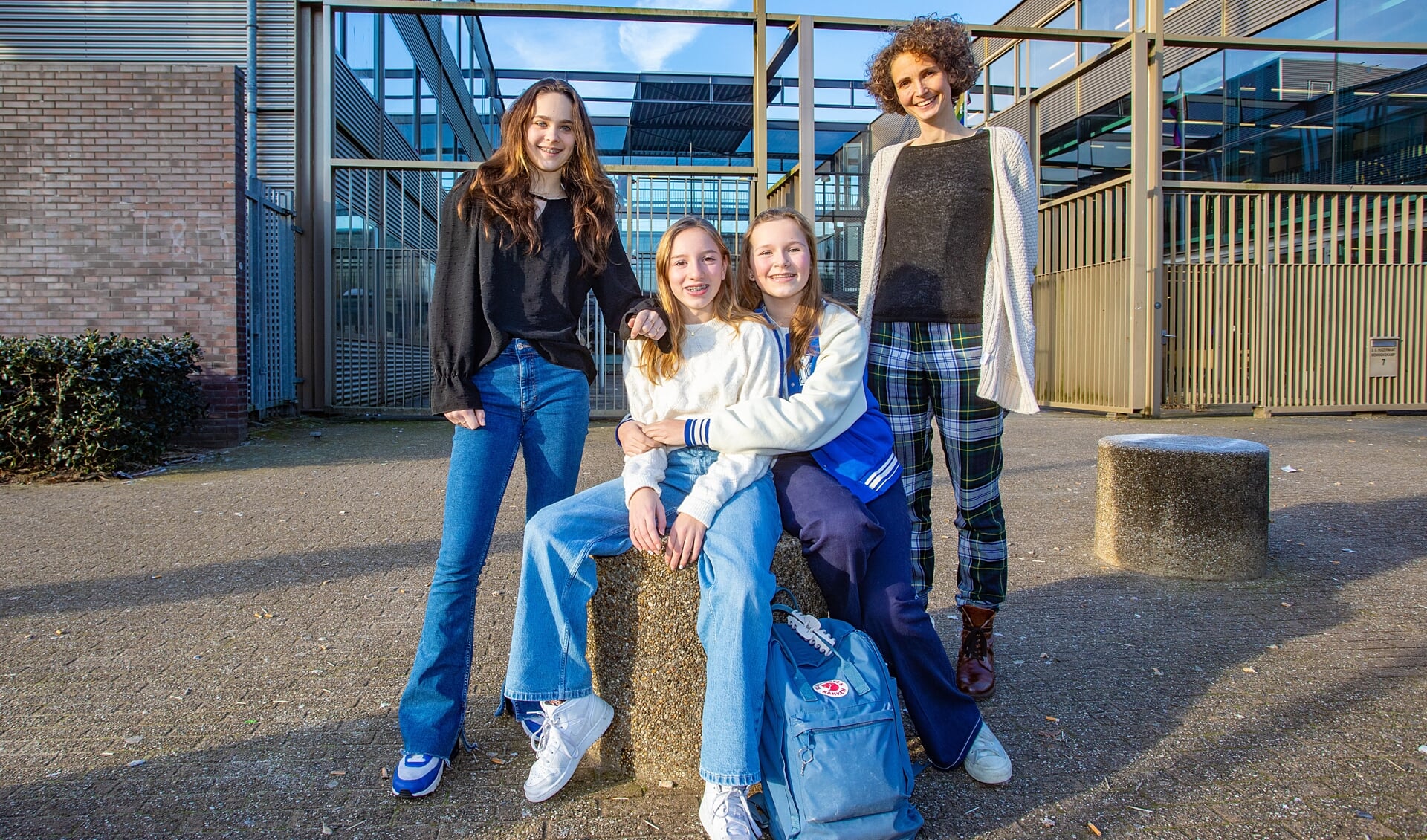 V.l.n.r.: Sydney, Marie, Fleur en docent Nienke van Dijken.