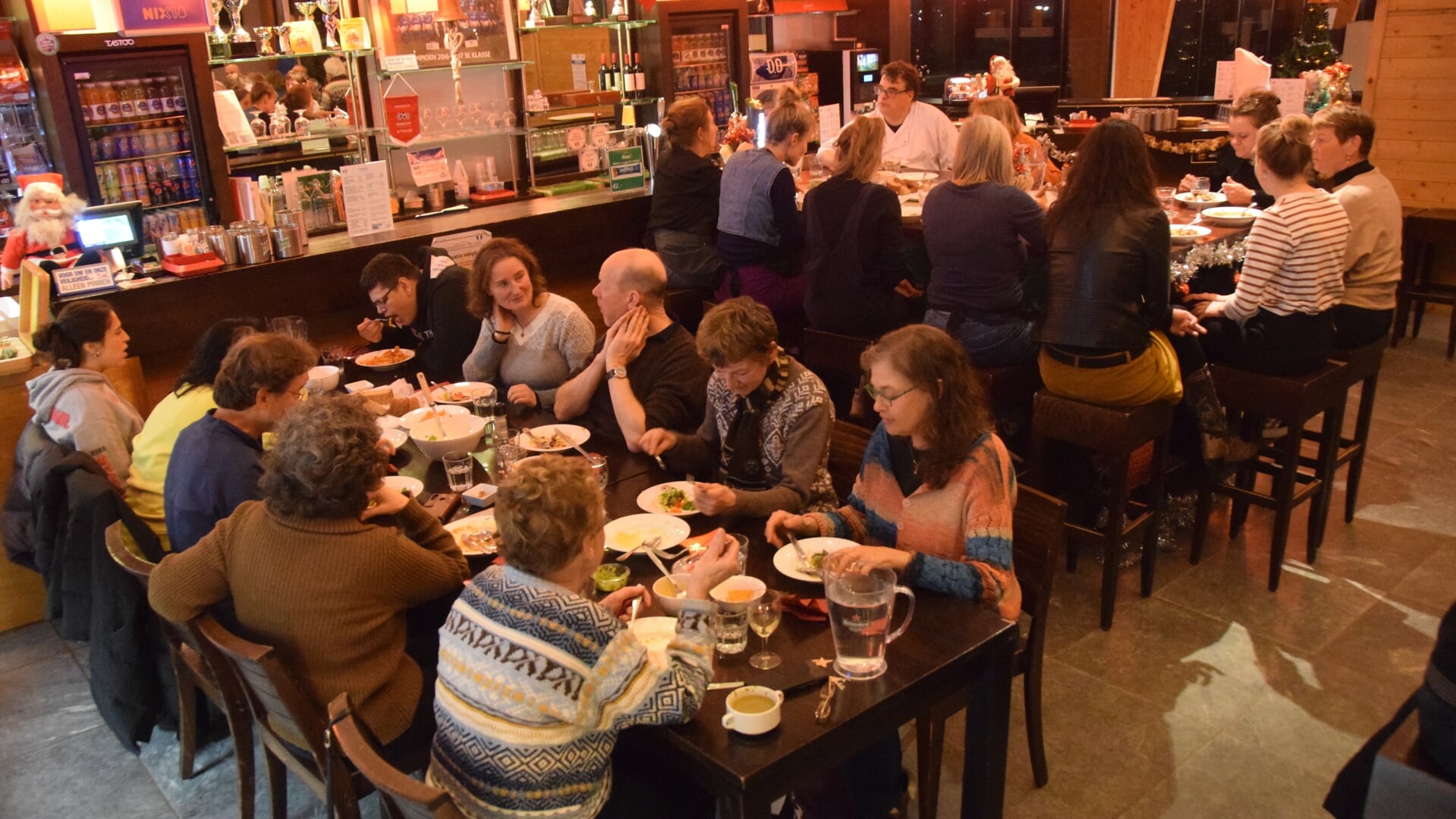 Samen eten bij de Buurtbuik is goed tegen eenzaamheid.