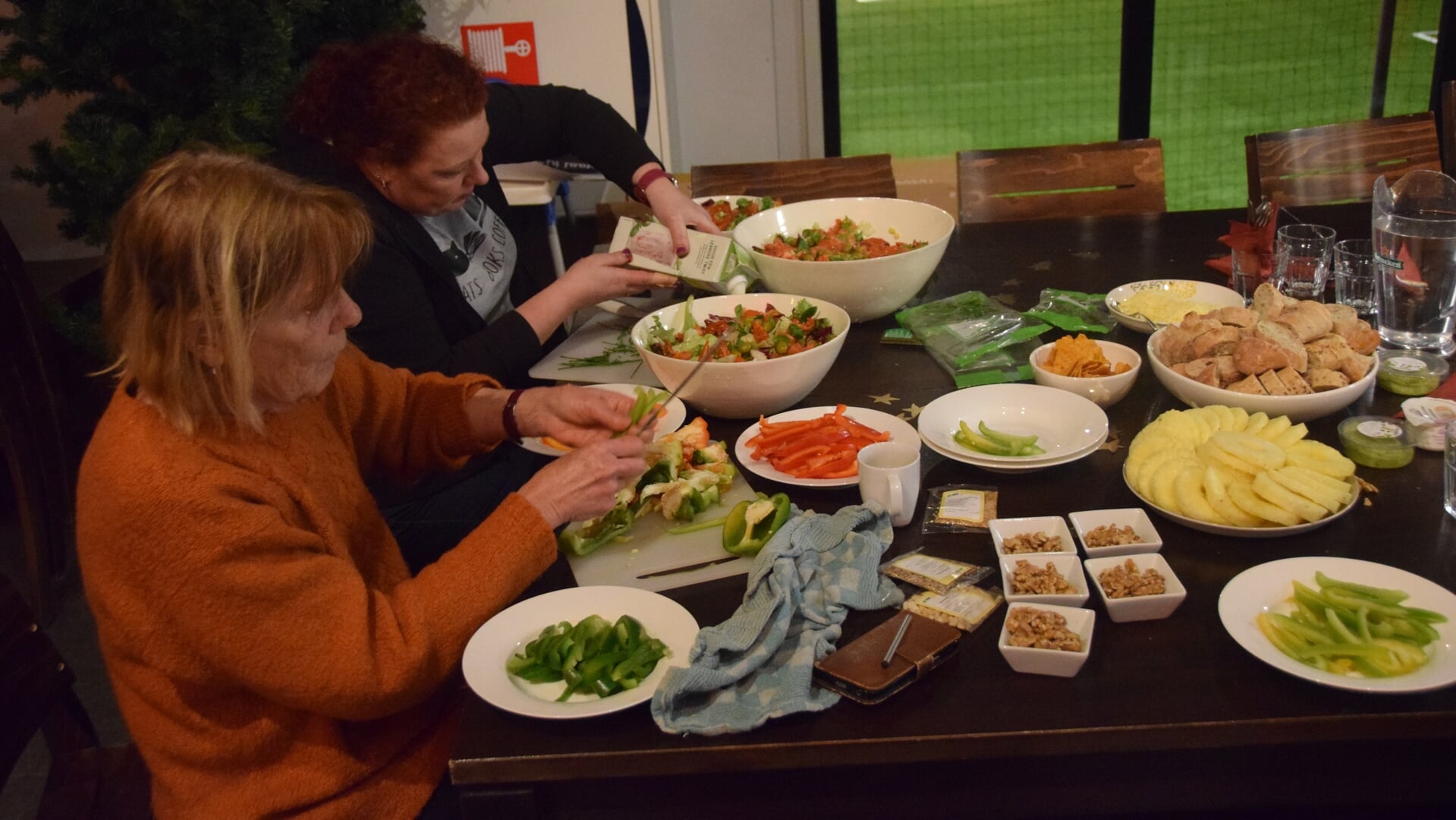 Het bereiden van de maaltijden vond vorig jaar plaats bij FC Weesp en dit jaar bij de KGW in Fort Ossenmarkt.