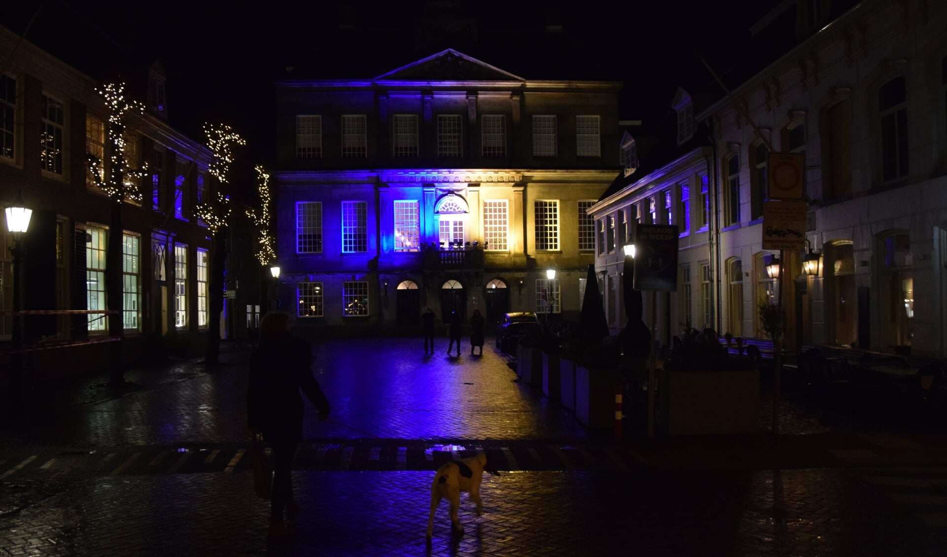 Sinds afgelopen donderdag is het stadshuis van Weesp verlicht in de kleuren van Oekraïne. 