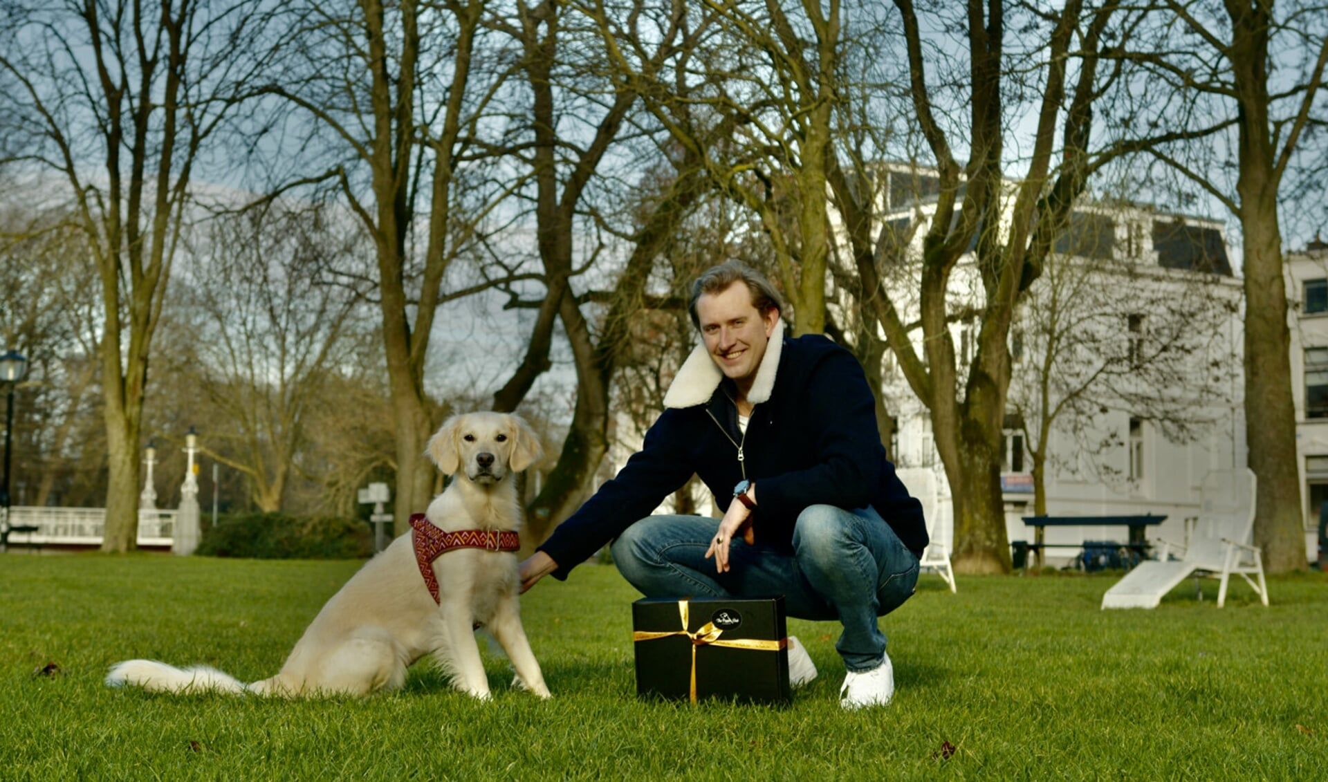 Ondernemer Charles Hengst met zijn hond George.