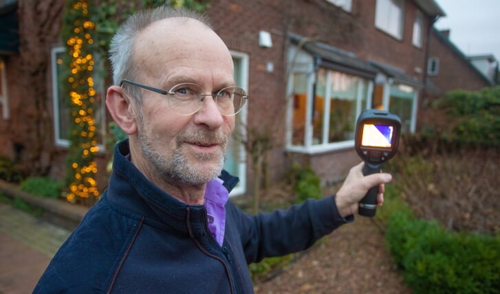 Jan van der Wardt toont de warmtecamera waarmee woningen worden gescand.