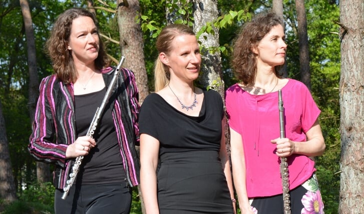 Het ART Ensemble treedt op met van links naar rechts: Karin Jochems, Laura Hölzenspies en Margreet Niks.