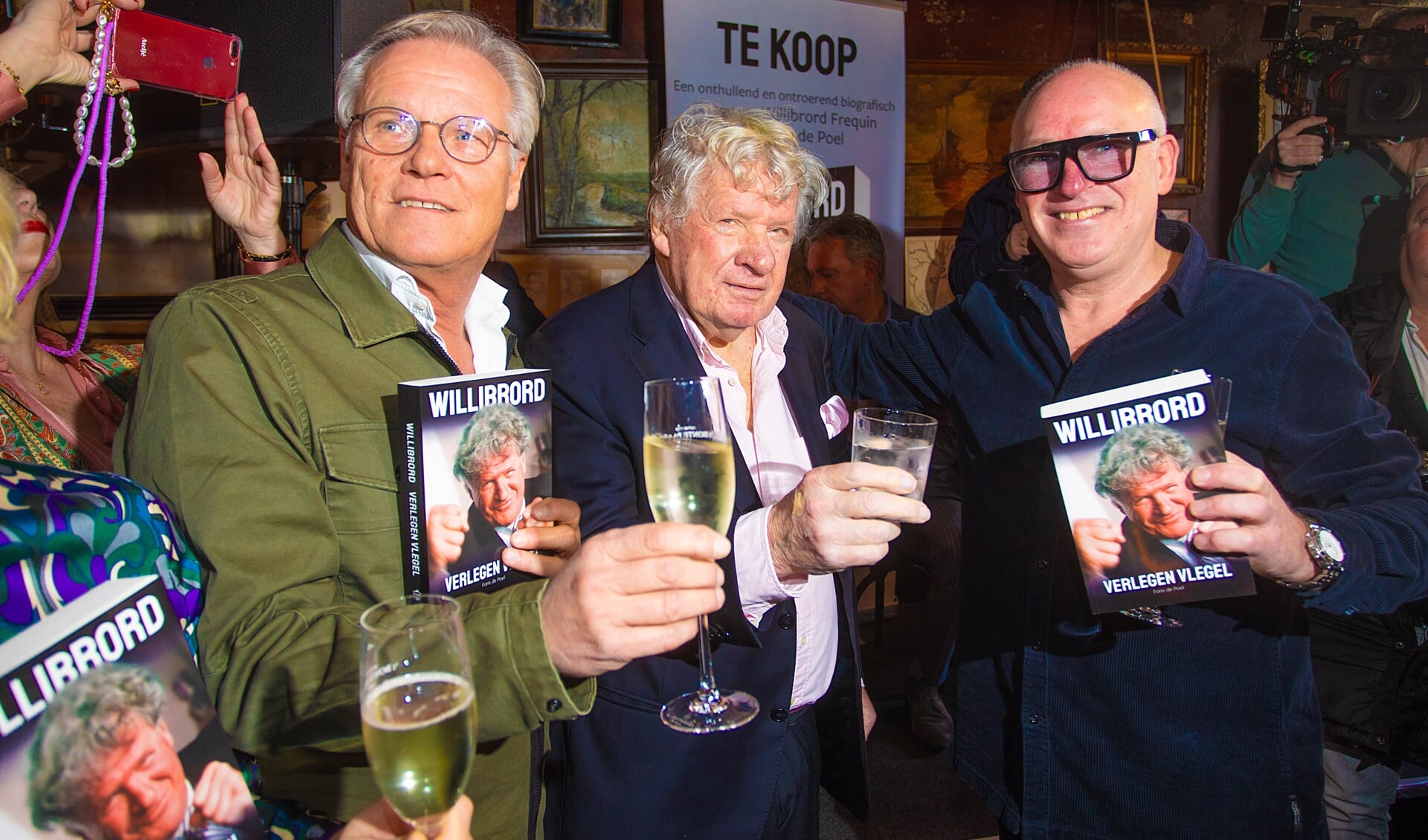 Fons van der Poel, Willibrord Frequin en René van der Gijp met het boek Willibrord, verlegen vlegel. 