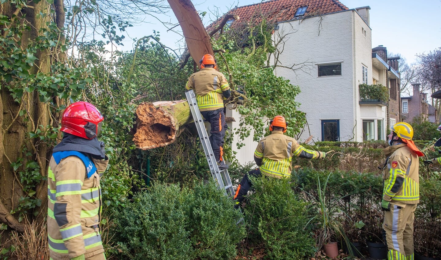 De brandweer is zaterdag nog de hele dag druk met schade door storm Eunice.