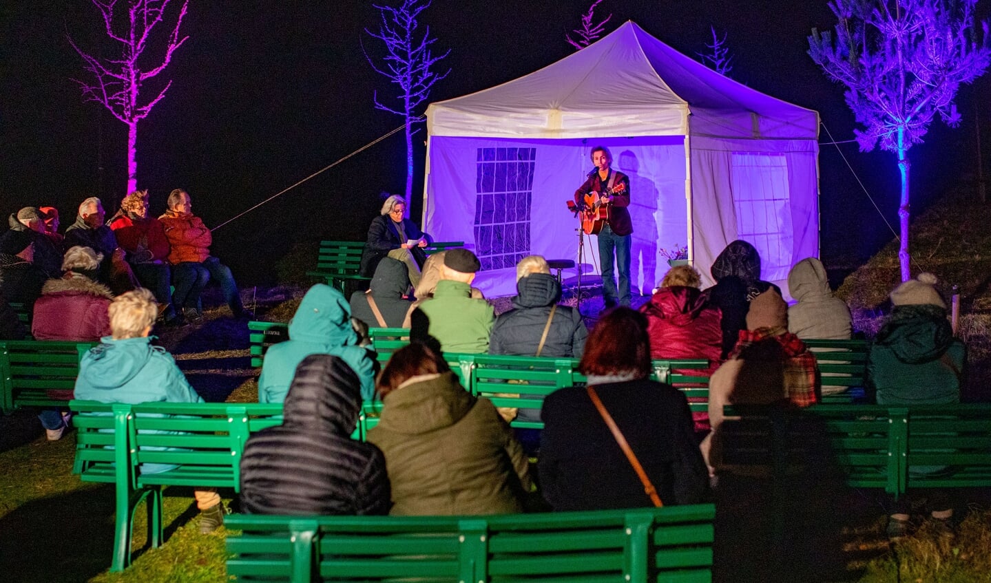 Marcel Luntunghan brengt kwetsbare liedjes ten gehore tijdens een Avond vol Licht op de Zuiderhof. 