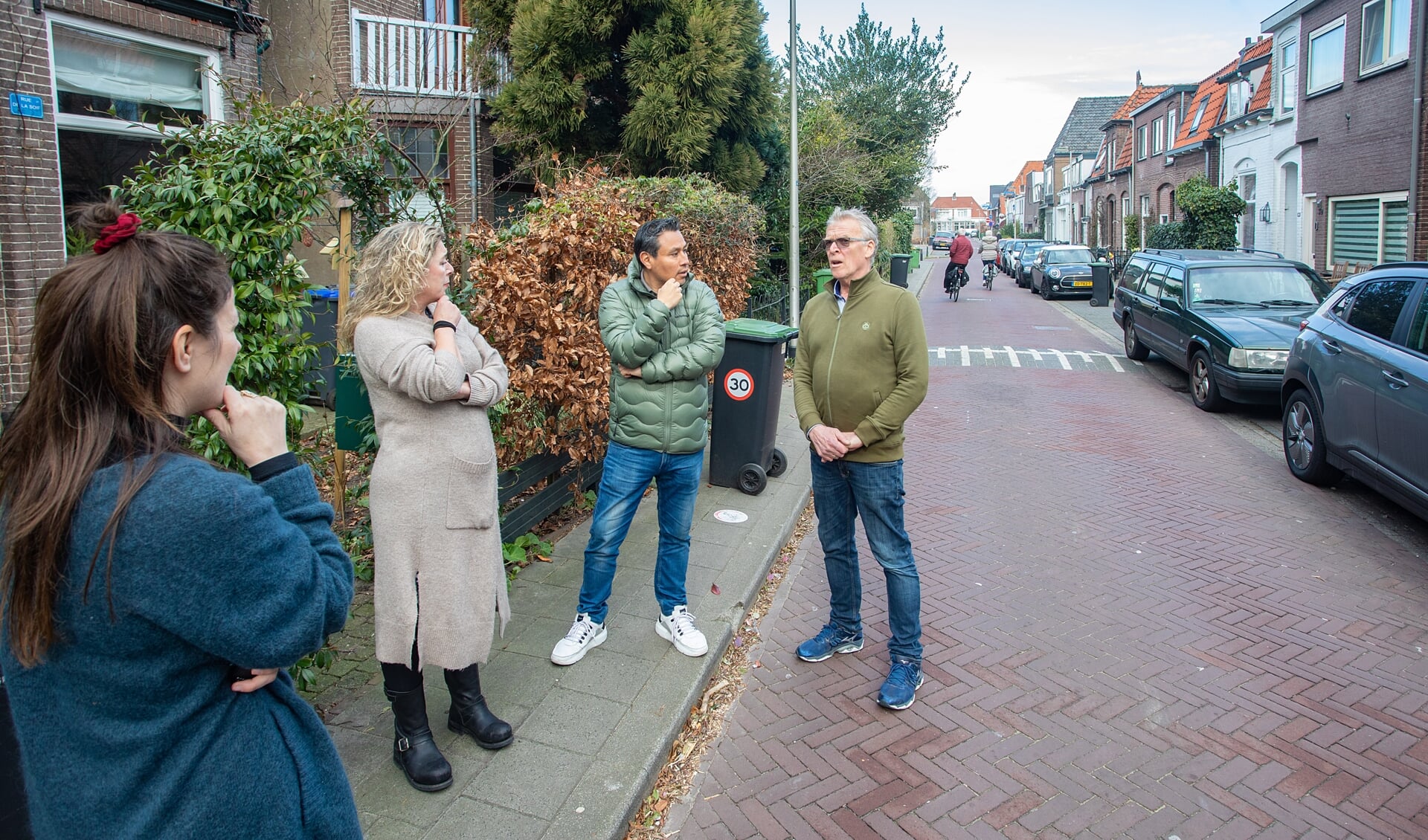 Sint Janslaan-bewoner Frans van Orden in gesprek met andere buurtbewoners en Bas Veerman (CDA).