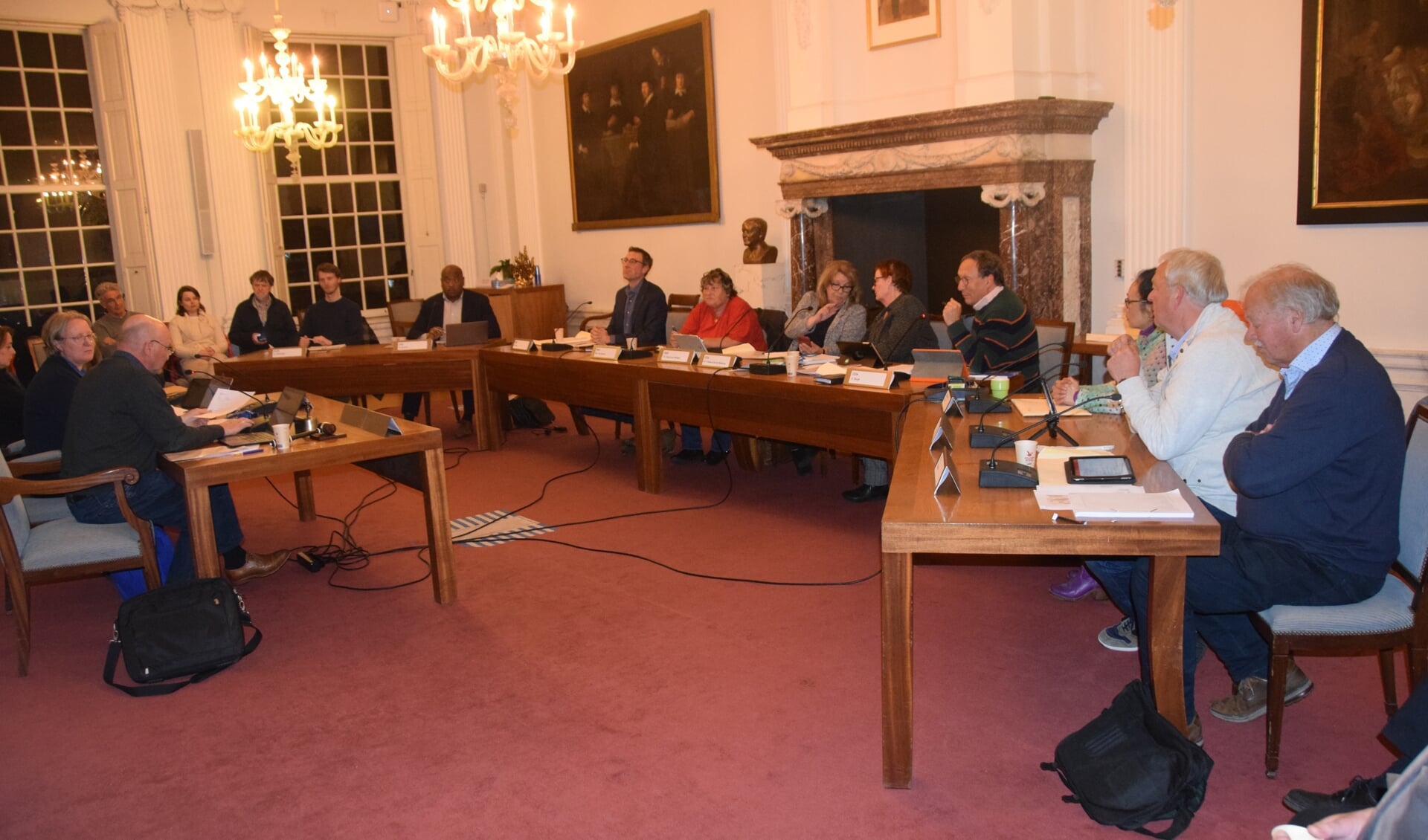 De bestuurscommissie heeft een andere opstelling in de raadzaal dan de gemeenteraad van Weesp had. 