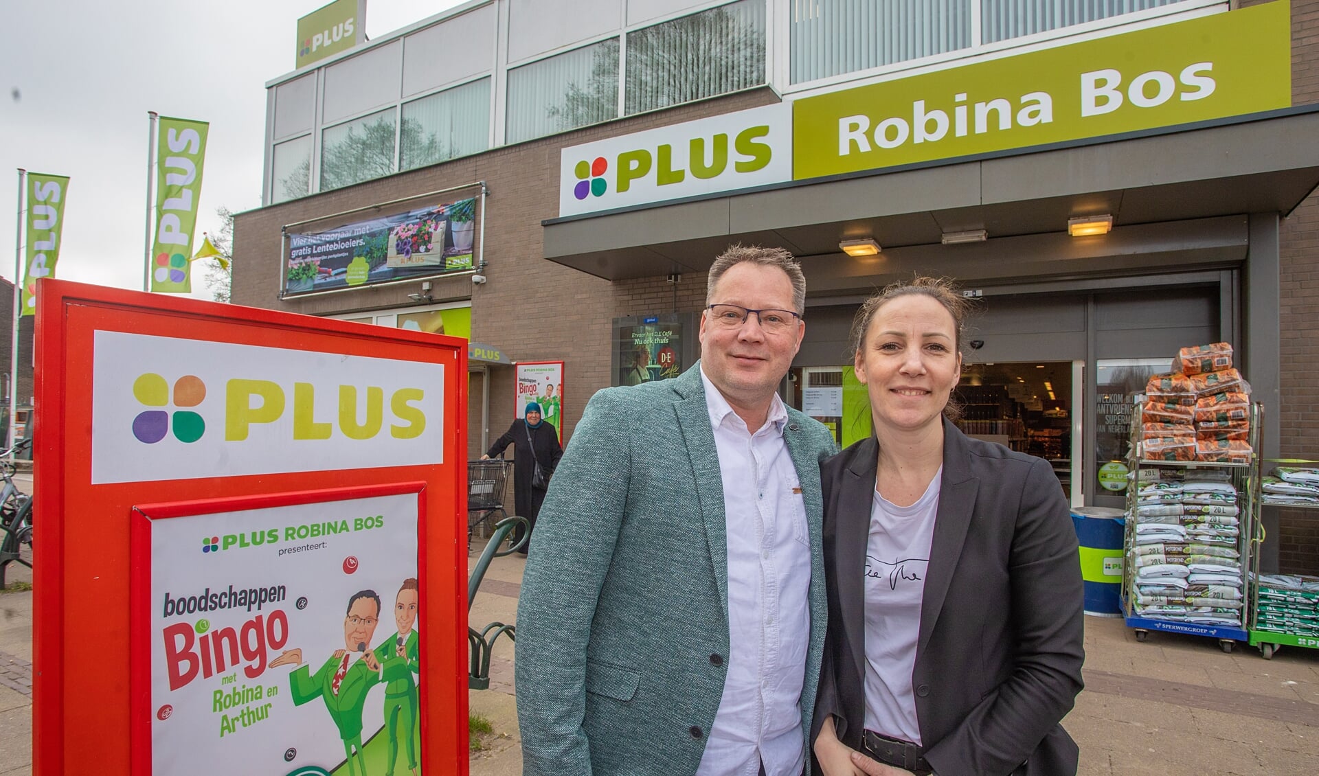 Arthur Meijer en Robina Bos voor de supermarkt in Naarden.