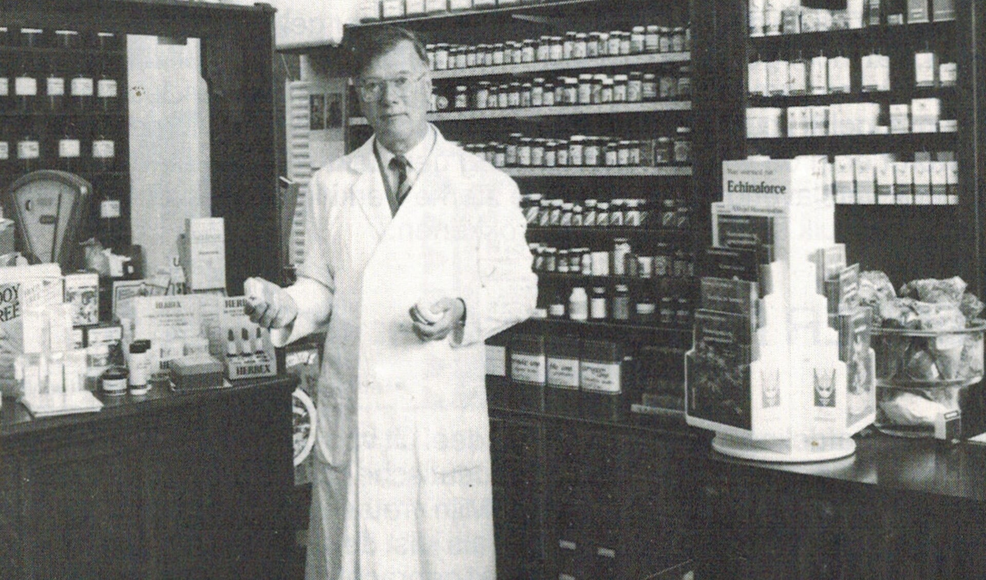 Apotheker Boodt in 1987 in zijn apotheek.