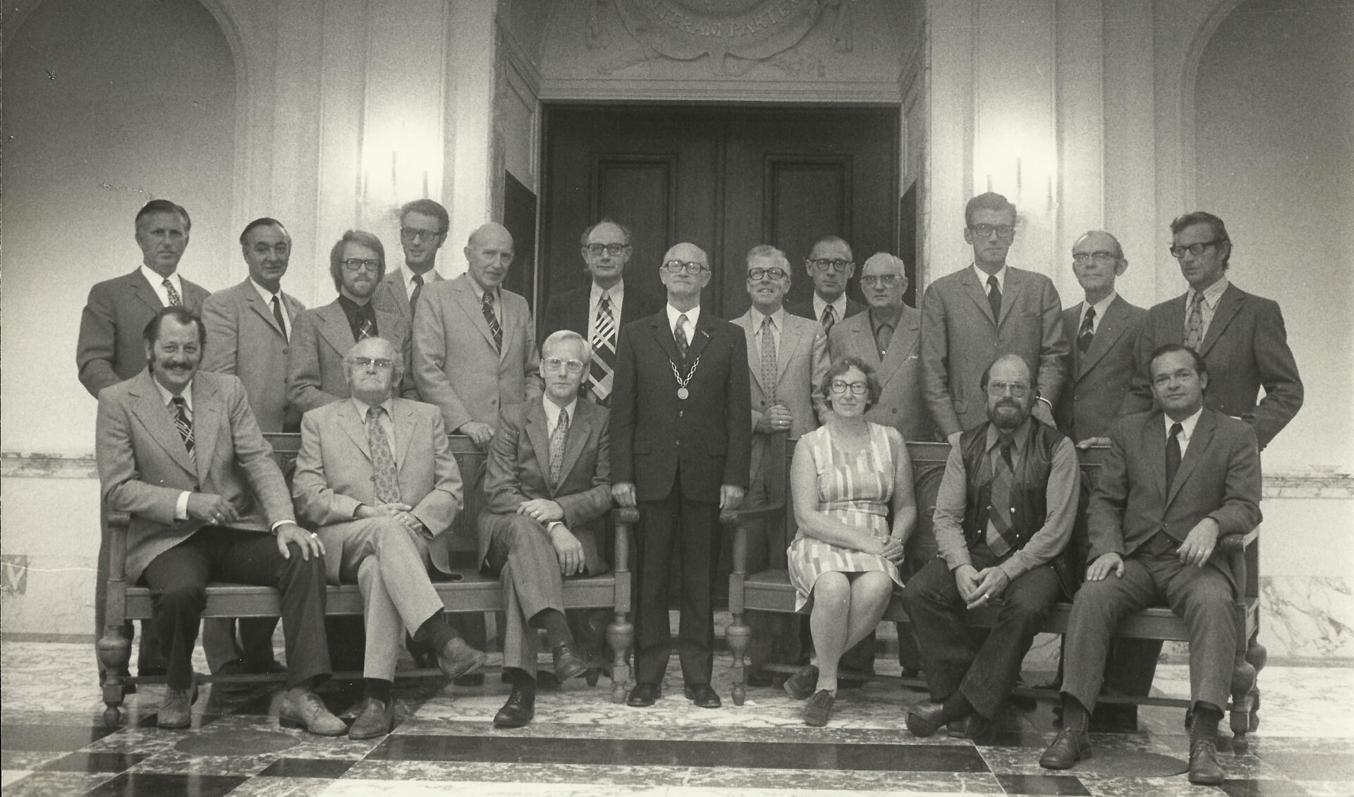 De gemeenteraad van Weesp in 1974 is klaar voor de voorliggende bestuursklus. In het midden burgemeester Kooiman.