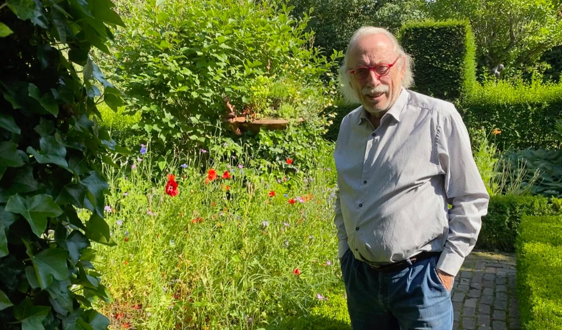 Leon Janssen in zijn tuin