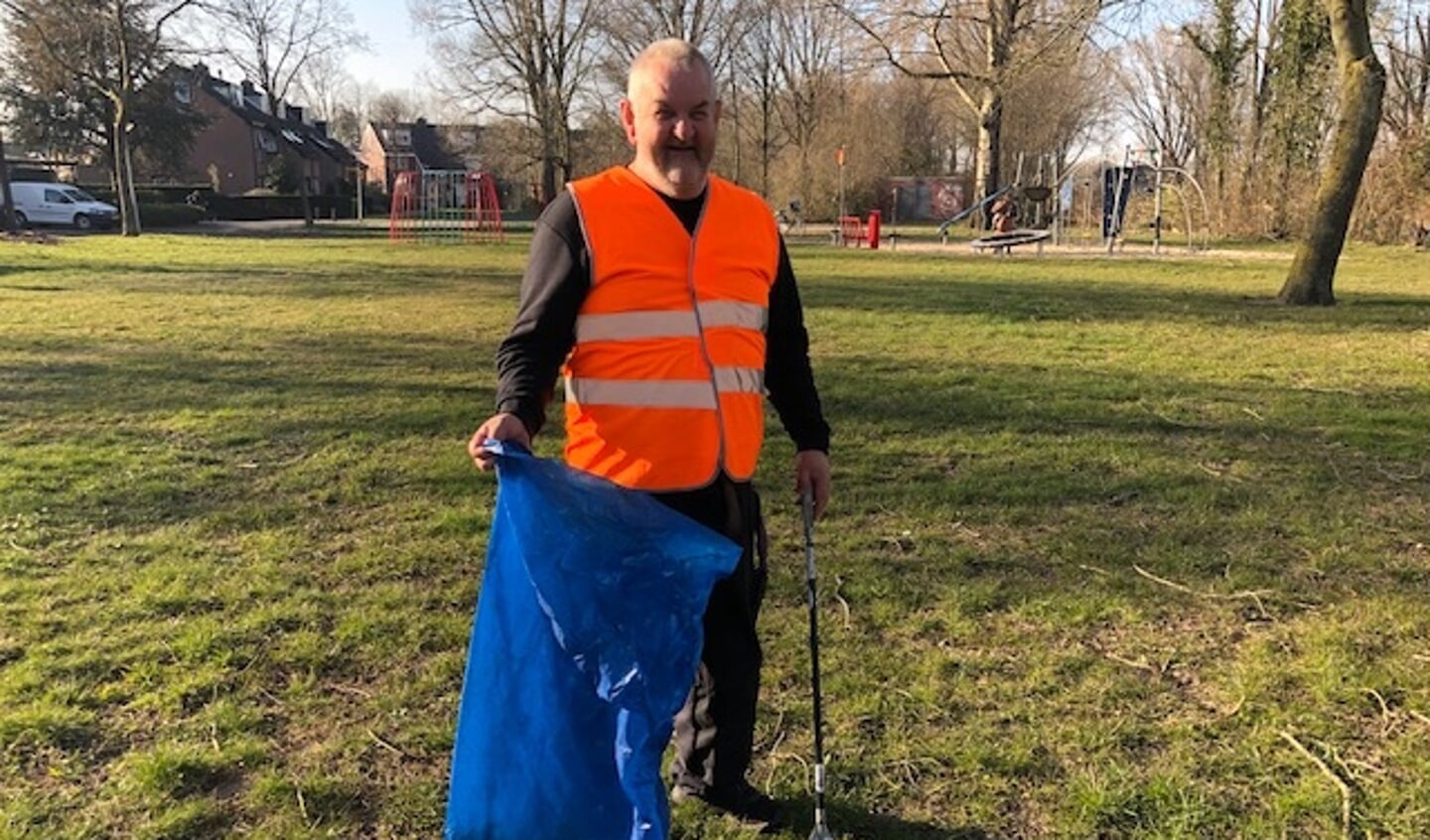 Edwin Wortel zwerfvuil aan het rapen.