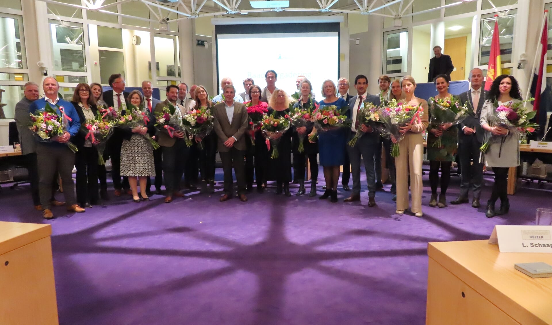 De nieuwe gemeenteraadsleden met hun bloemen.