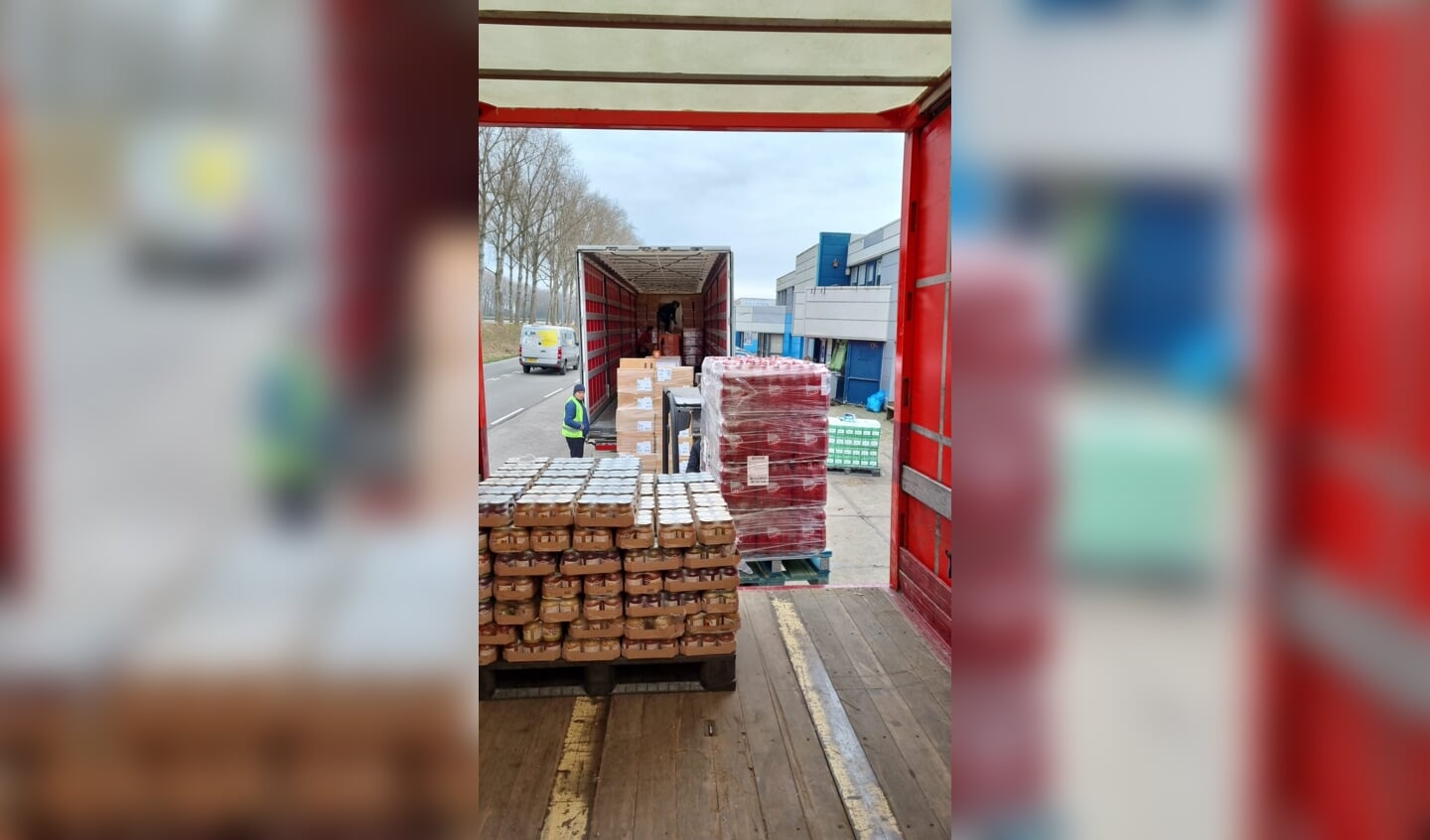 Vrachtwagens vol met hulpgoederen worden vanuit Weesp naar de grens van Oekraïne gereden.