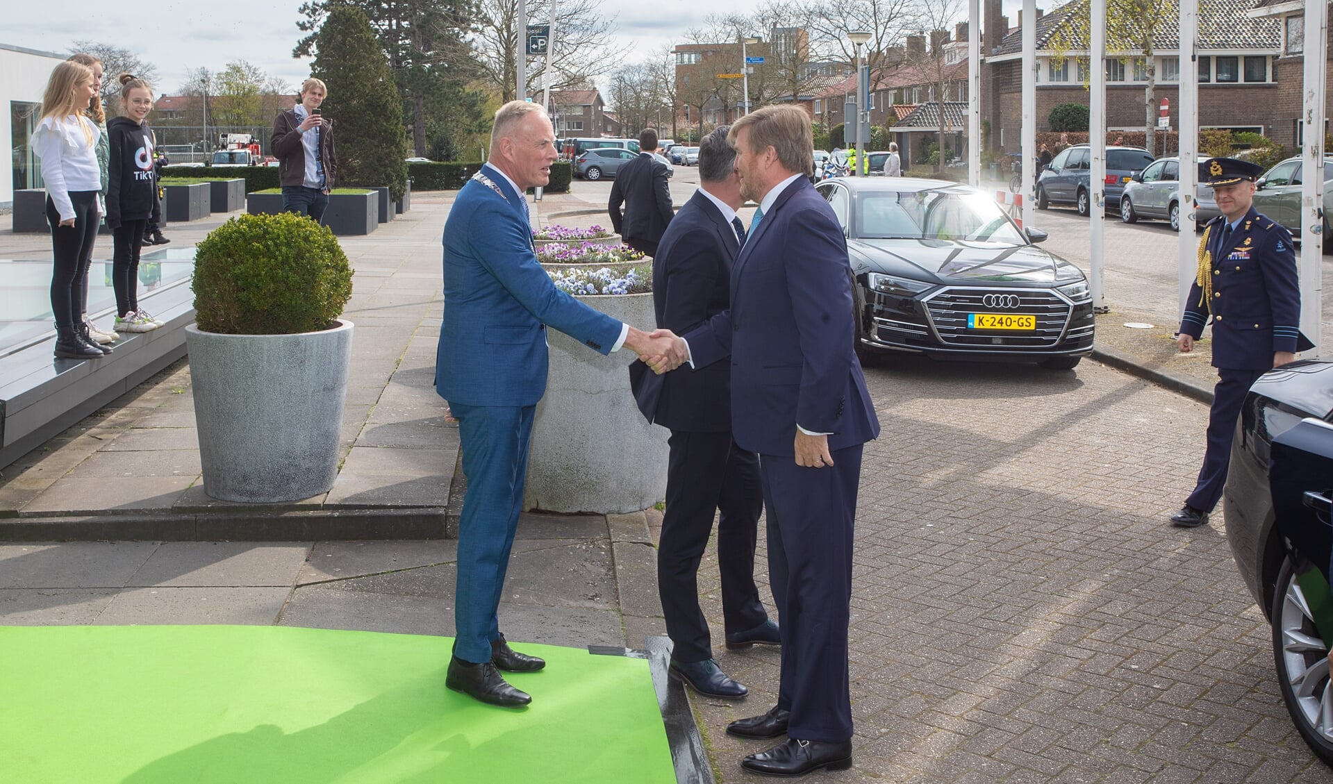Burgemeester Ter Heegde schudt de Koning de hand.