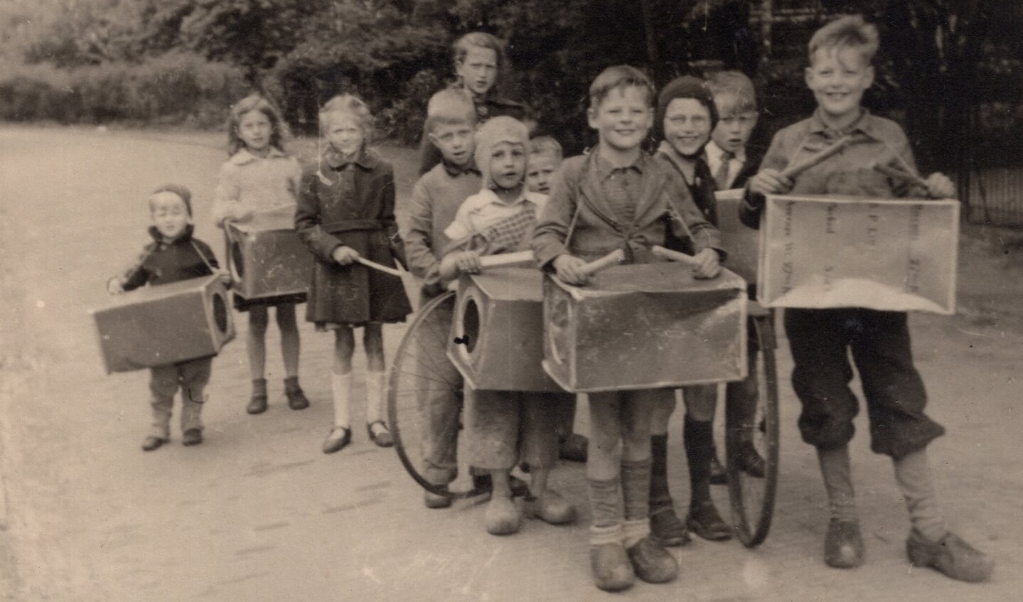 Hilversumse kinderen met van
voedselblikken gemaakte trommels, Hilversum (1945).