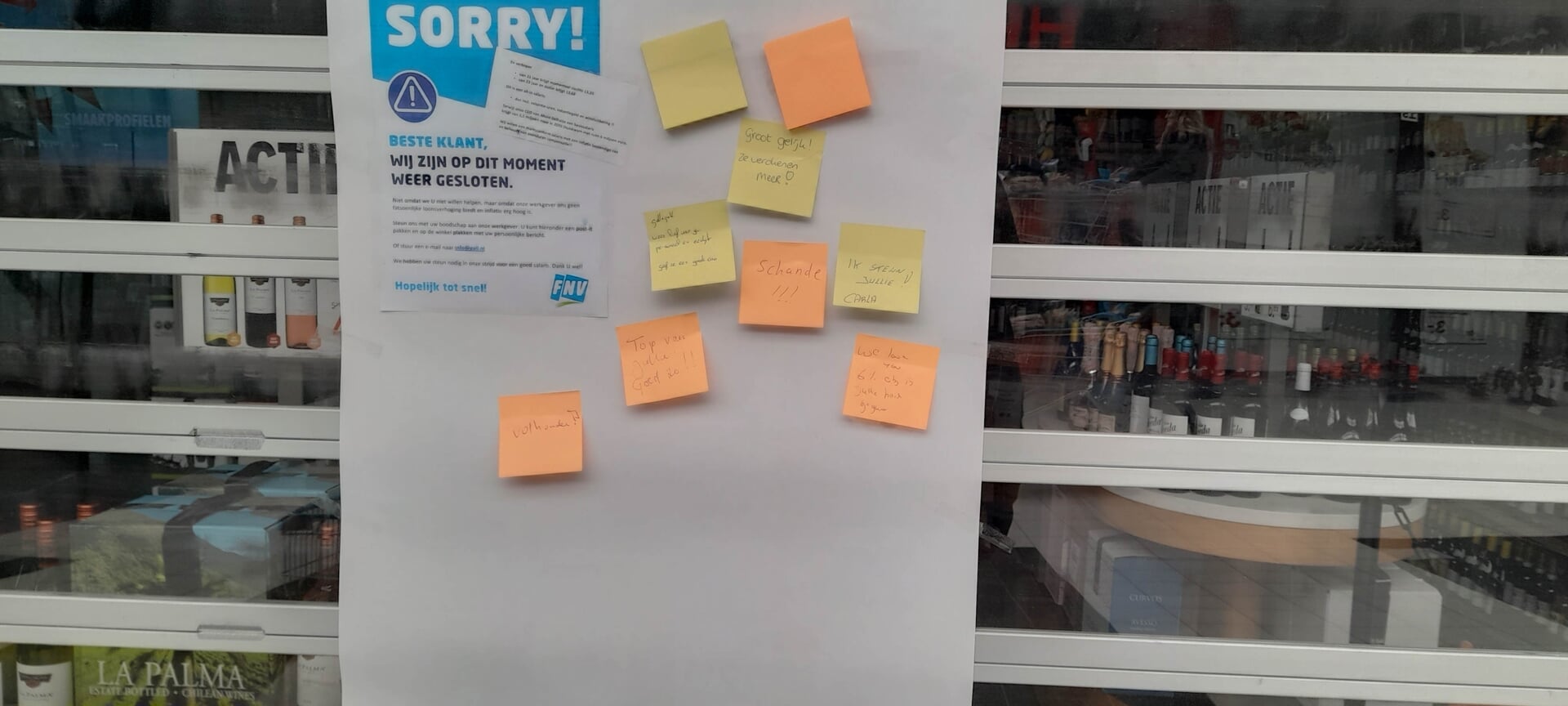 Een excuusposter met post-its van klanten die de actie zo kunnen steunen.