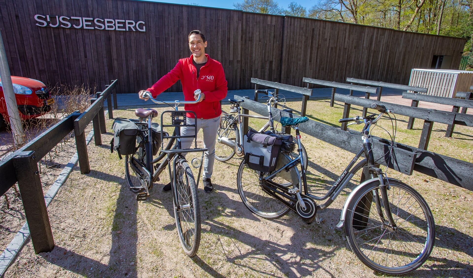 Daniel Wichers bij de nieuwe en ruime gelegenheid om fietsen te plaatsen.