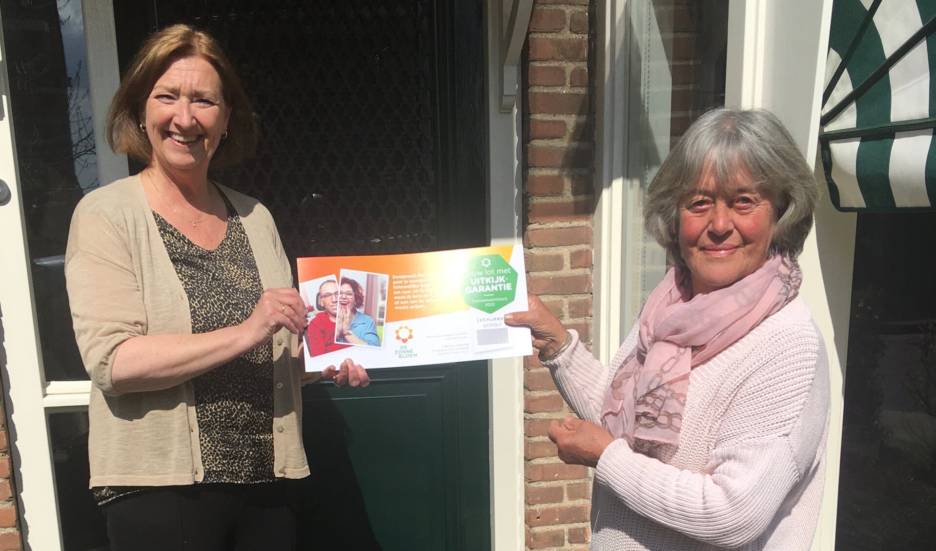 Wethouder Wilma de Boer-Leijsma kocht het eerste lot van vrijwilligster Ria Elders-Post. Ria verkoopt al vele jaren loten in haar eigen woonomgeving en aan familie.