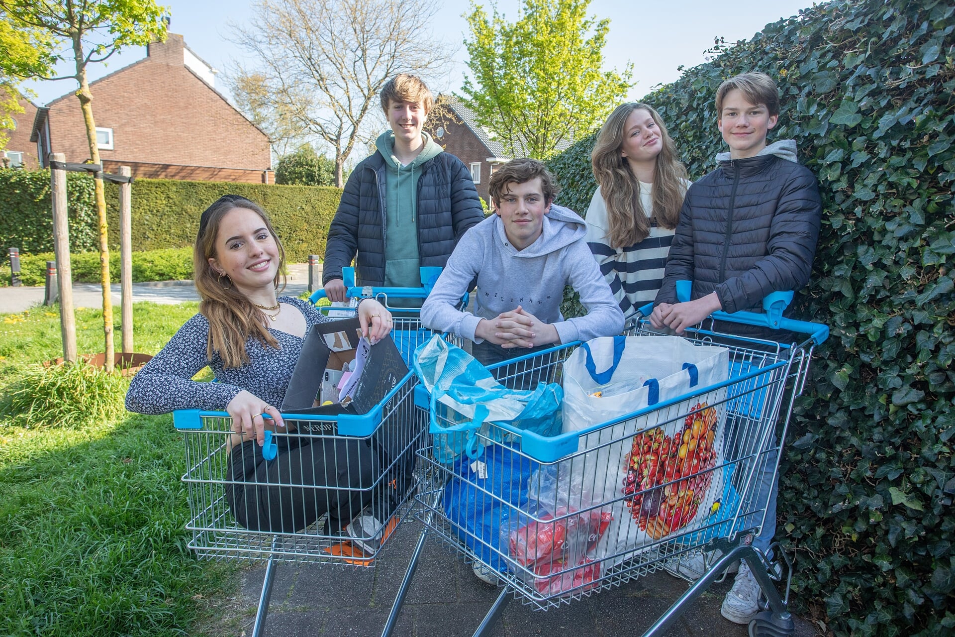 Leerlingen van het Willem De Zwijger college halen goederen op voor de voedselbank. 