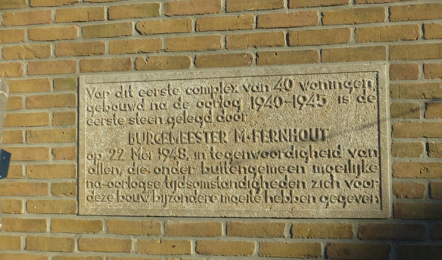 Op 22 mei 1946 metselde burgemeester M. Fernhout de eerste steen in dezelfde gevel waarin nu  de plaquette is aangebracht. Die herinnert eraan dat hier het eerste complex na-oorlogse woningen van Bussum tot stand kwam.