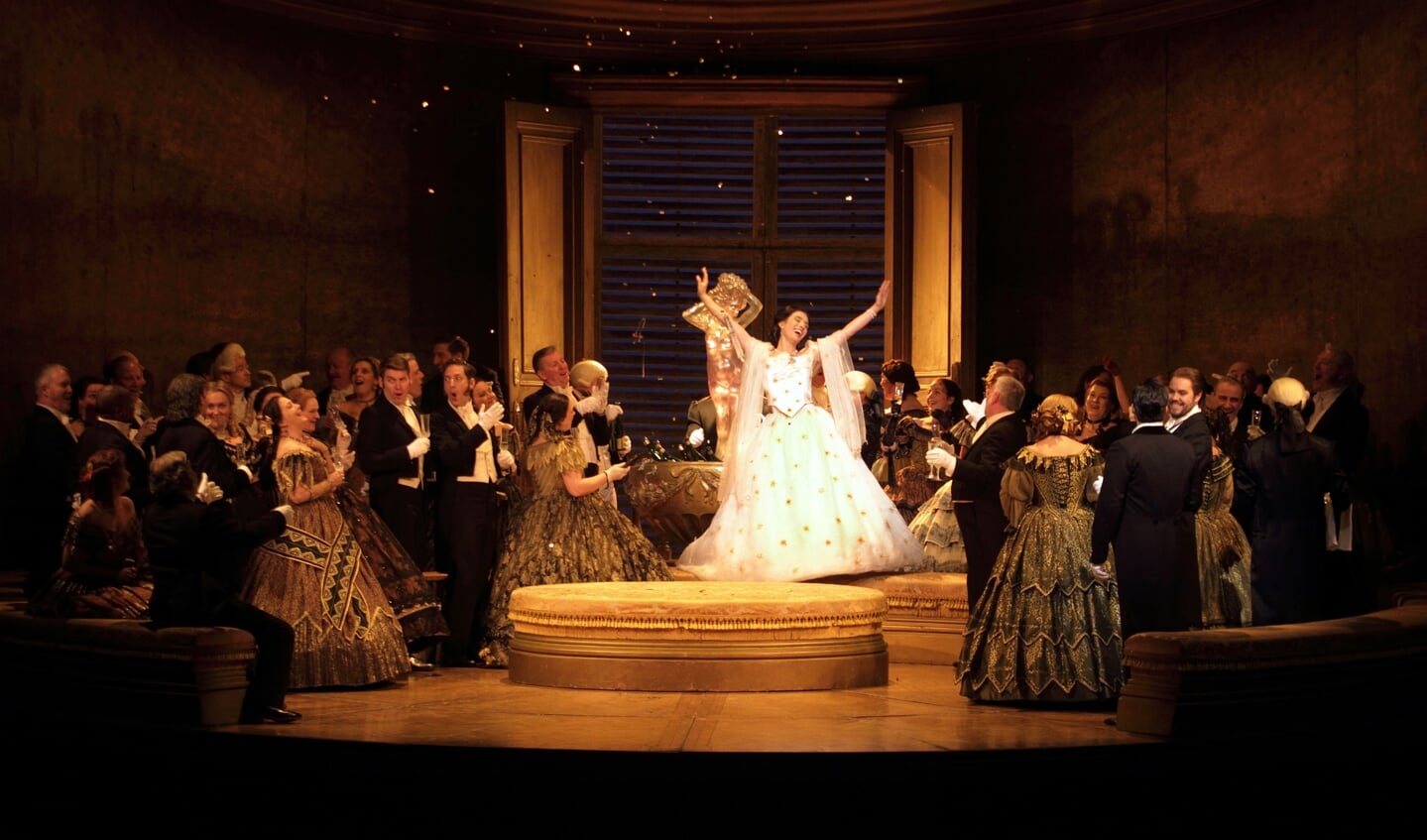 Catherine Ashmore schittert in The Royal Opera House: La Traviata 