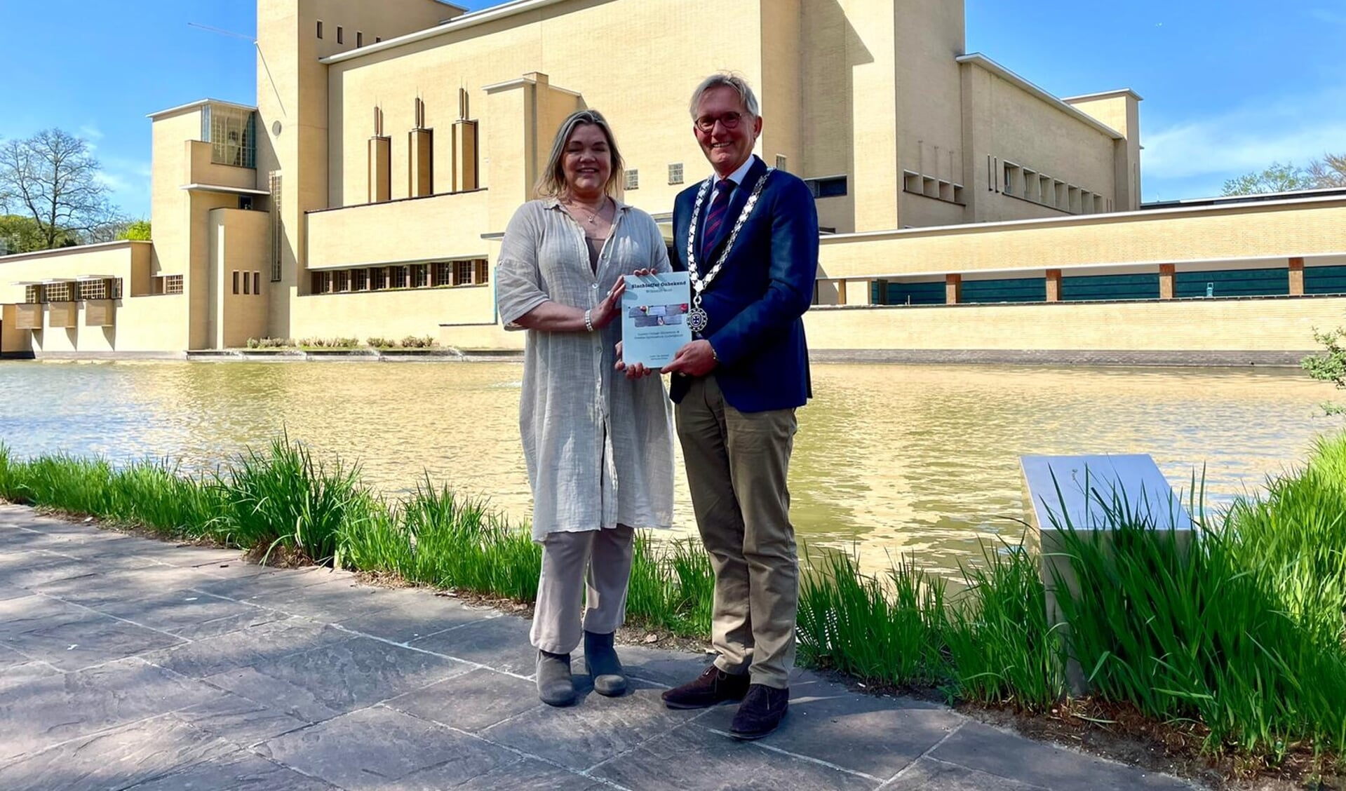Ook burgemeester Gerhard van den Top ontving donderdag een exemplaar van Miranka Ooms. 