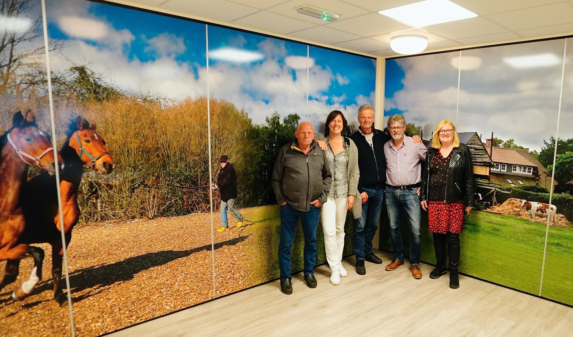 Van links naar rechts: Bud de Gooijer, Ciska van Buhren, Peter van Rietschoten, Paul Molenkamp, Daphne Rokebrand (activiteitenfonds Blaricum)