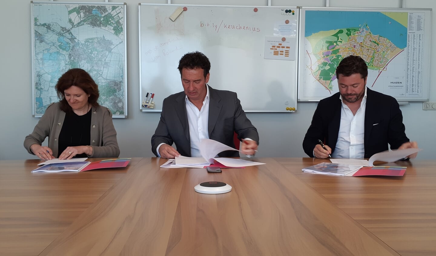 Olga Wagenaar (l), Roland Boom en Feike Siewertsz van Reesema (r) ondertekenen de overeenkomst.
