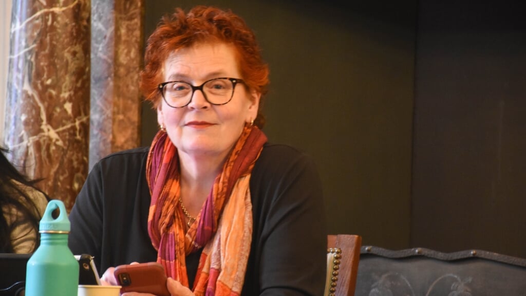 Katinka Hilders is aanwezig bij het politiek café van het CDA in Weesp.