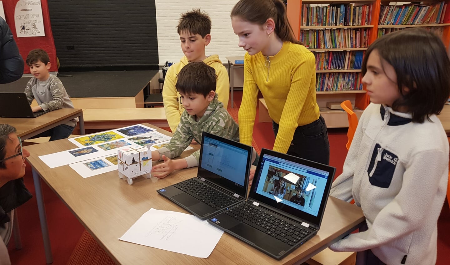 Leerlingen van basisschool Merlin met het sw hun ontworpen game het Roblox-spel.