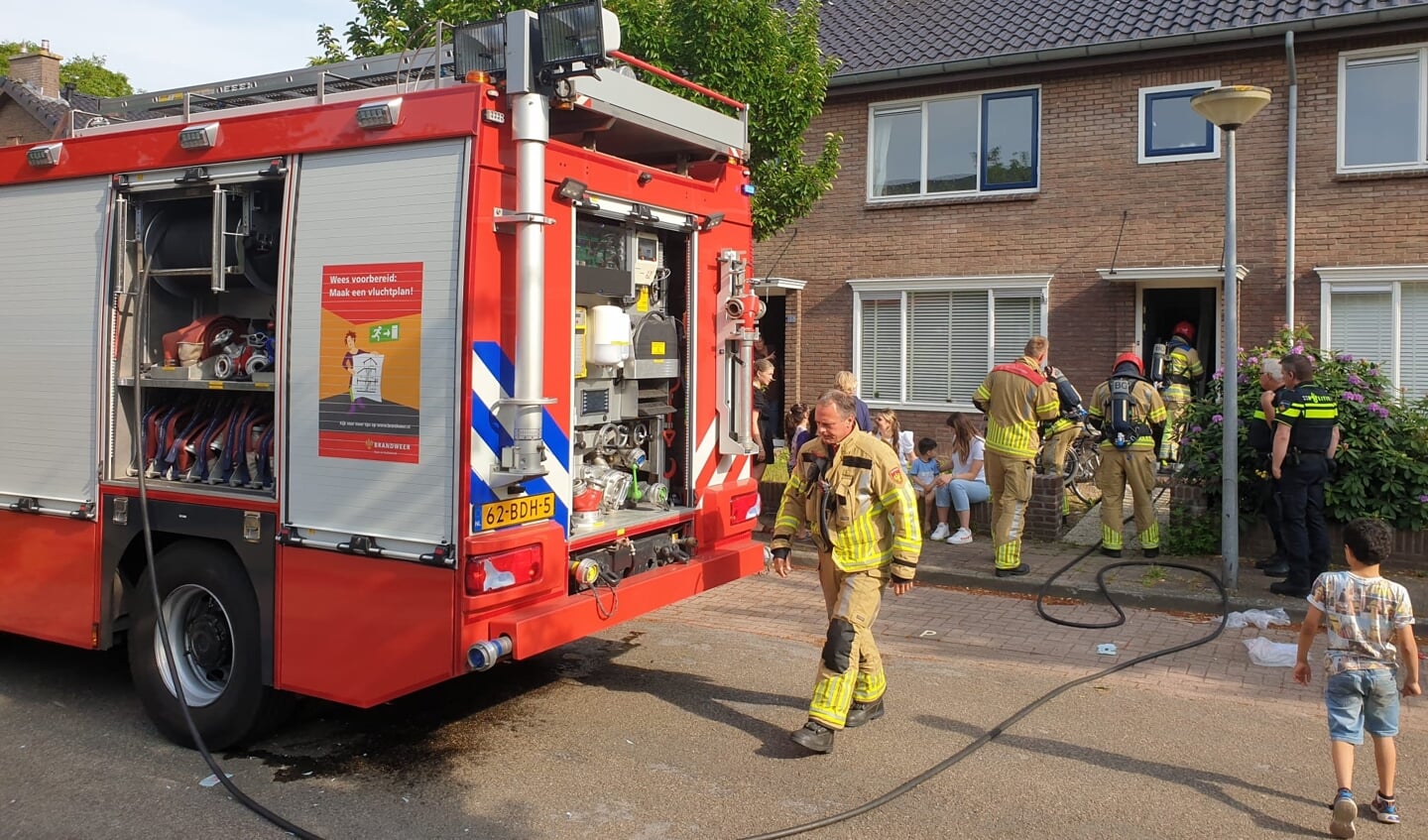 De brandweer in actie aan de Zeilstraat