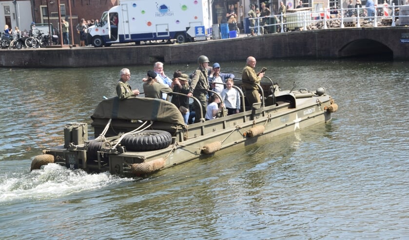 <p>Het amfibievoertuig vaart door de Kom.</p>