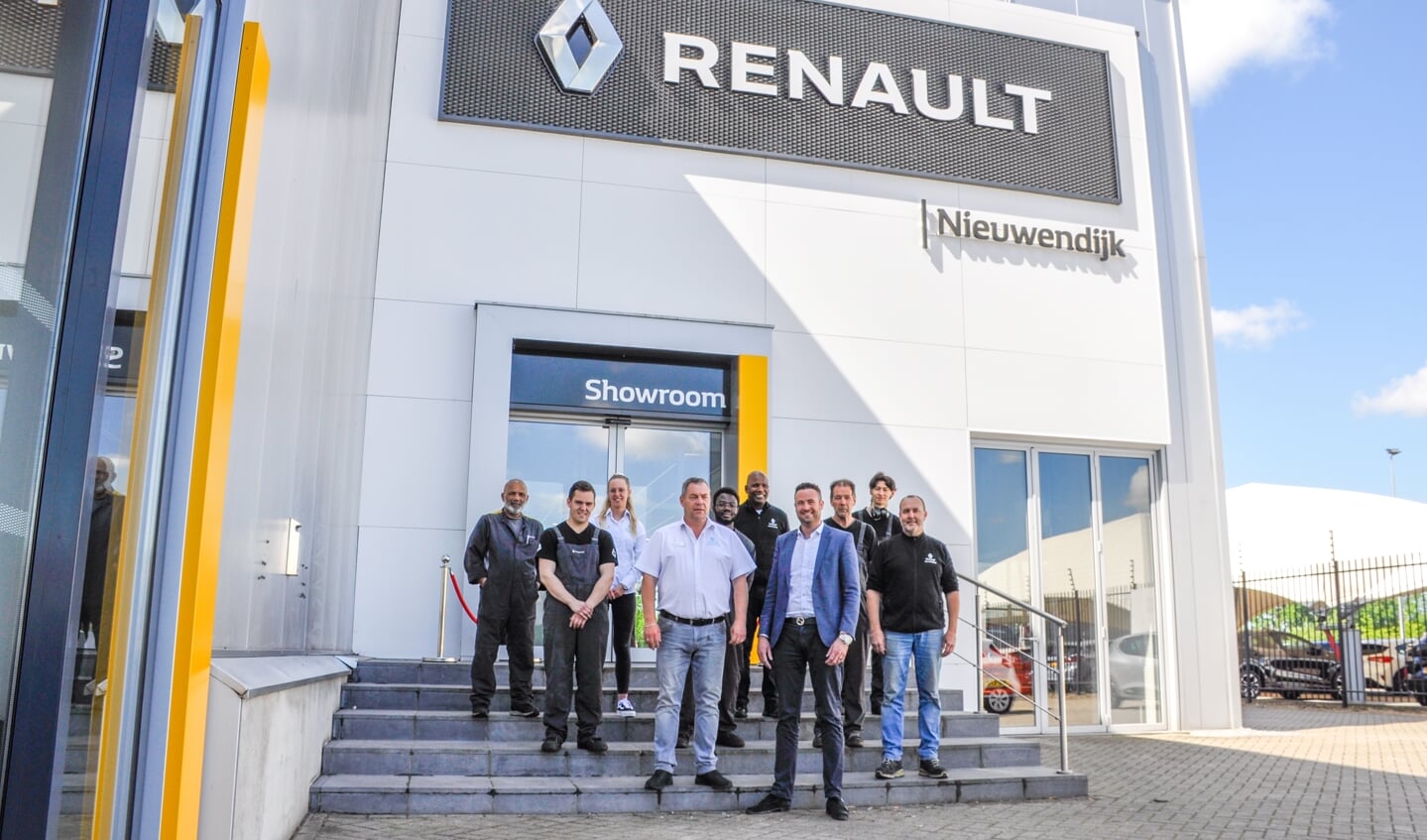 Het team van Renault Dealer Nieuwendijk in Amsterdam-Zuidoost.