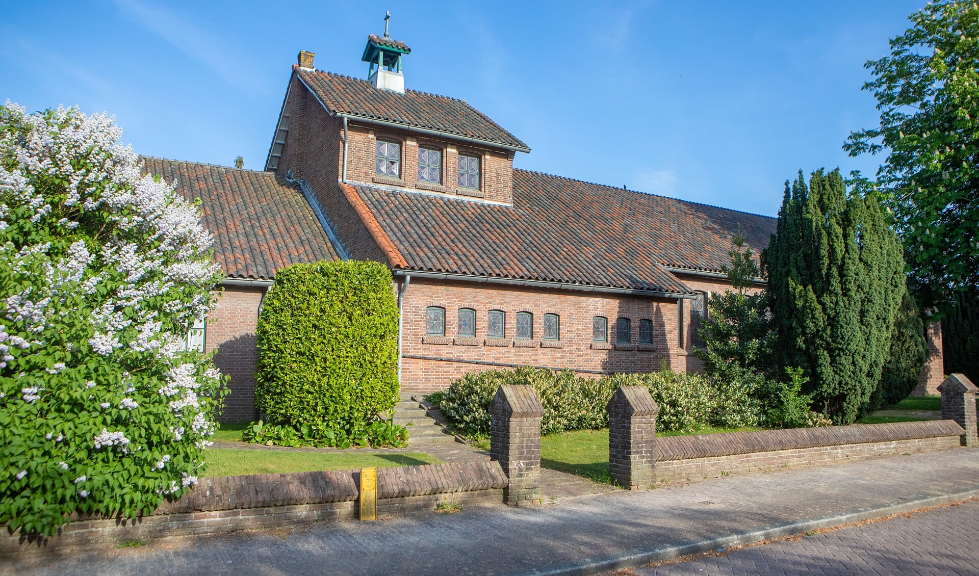 De Vituskerk vanaf de Bovenlangewijnseweg