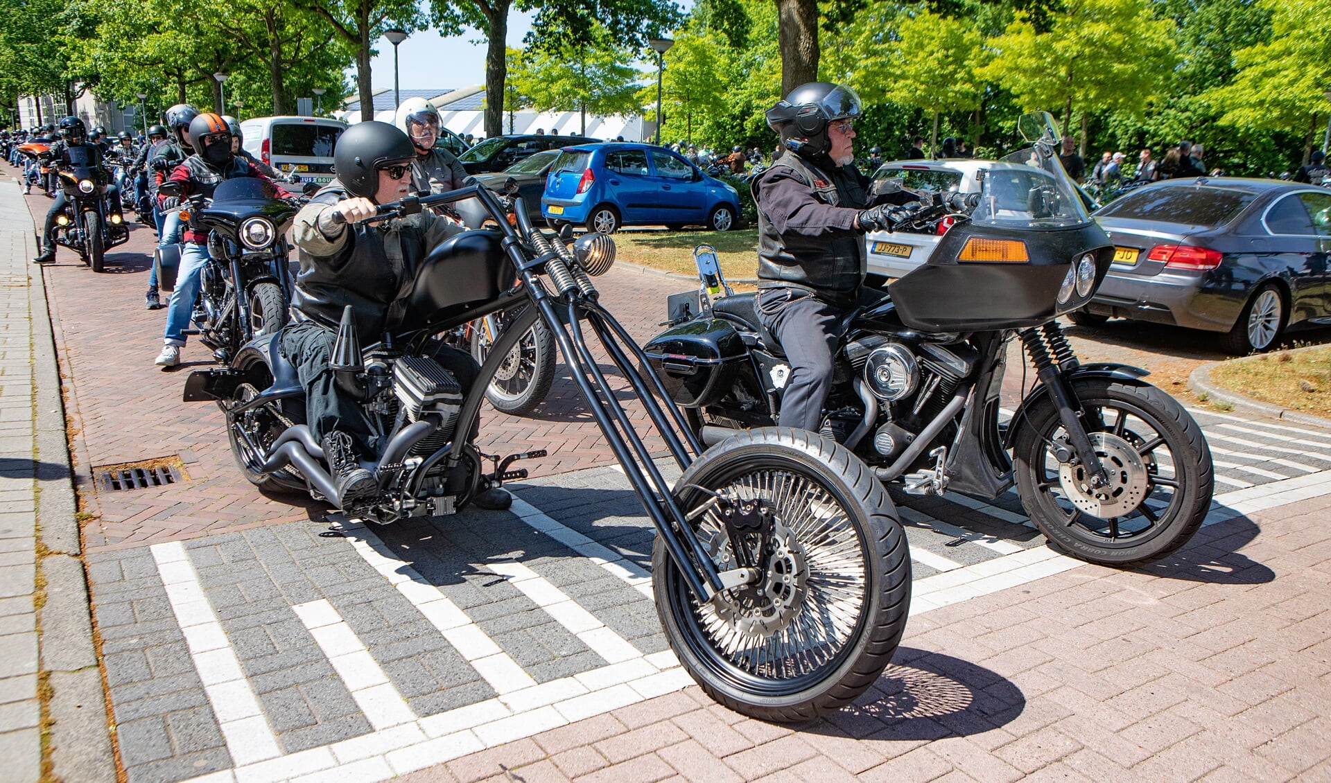Vragen over de grote hoeveelheid motoren in Huizen tijdens de Harleydag.