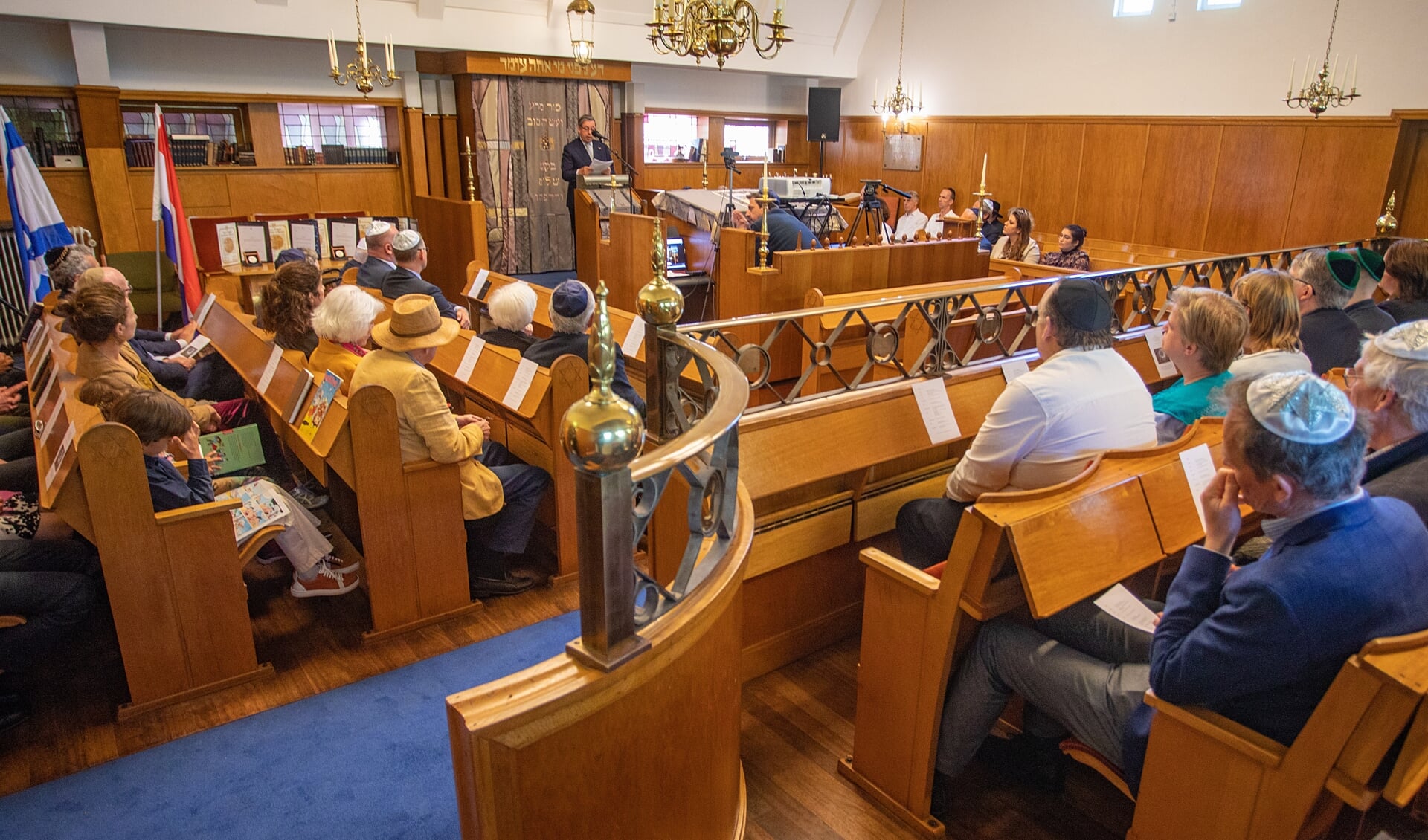 Synagoge in Bussum tijdens de uitreiking van de medailles. 