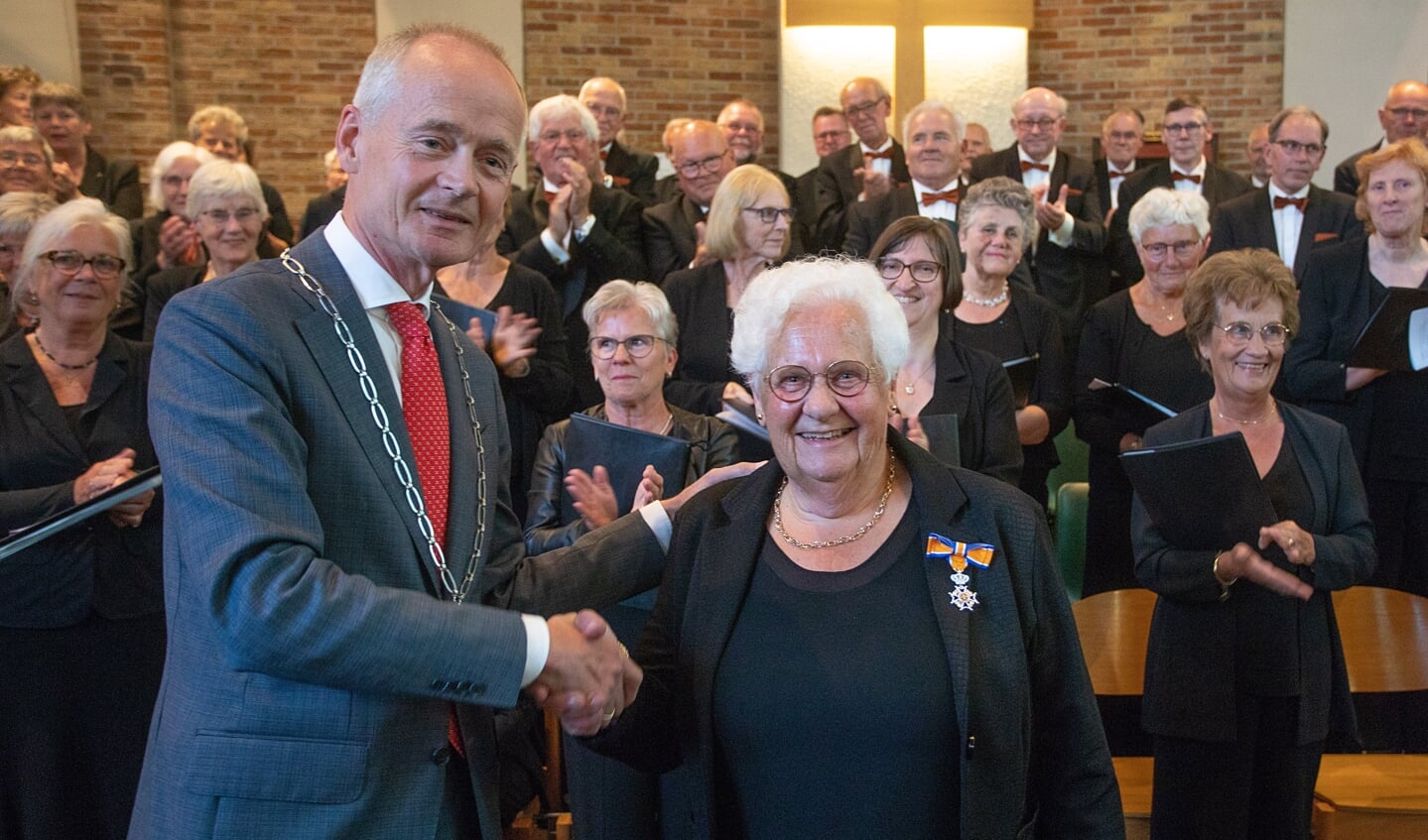 Felicitaties van burgemeester Niek Meijer voor de gedecoreerde.