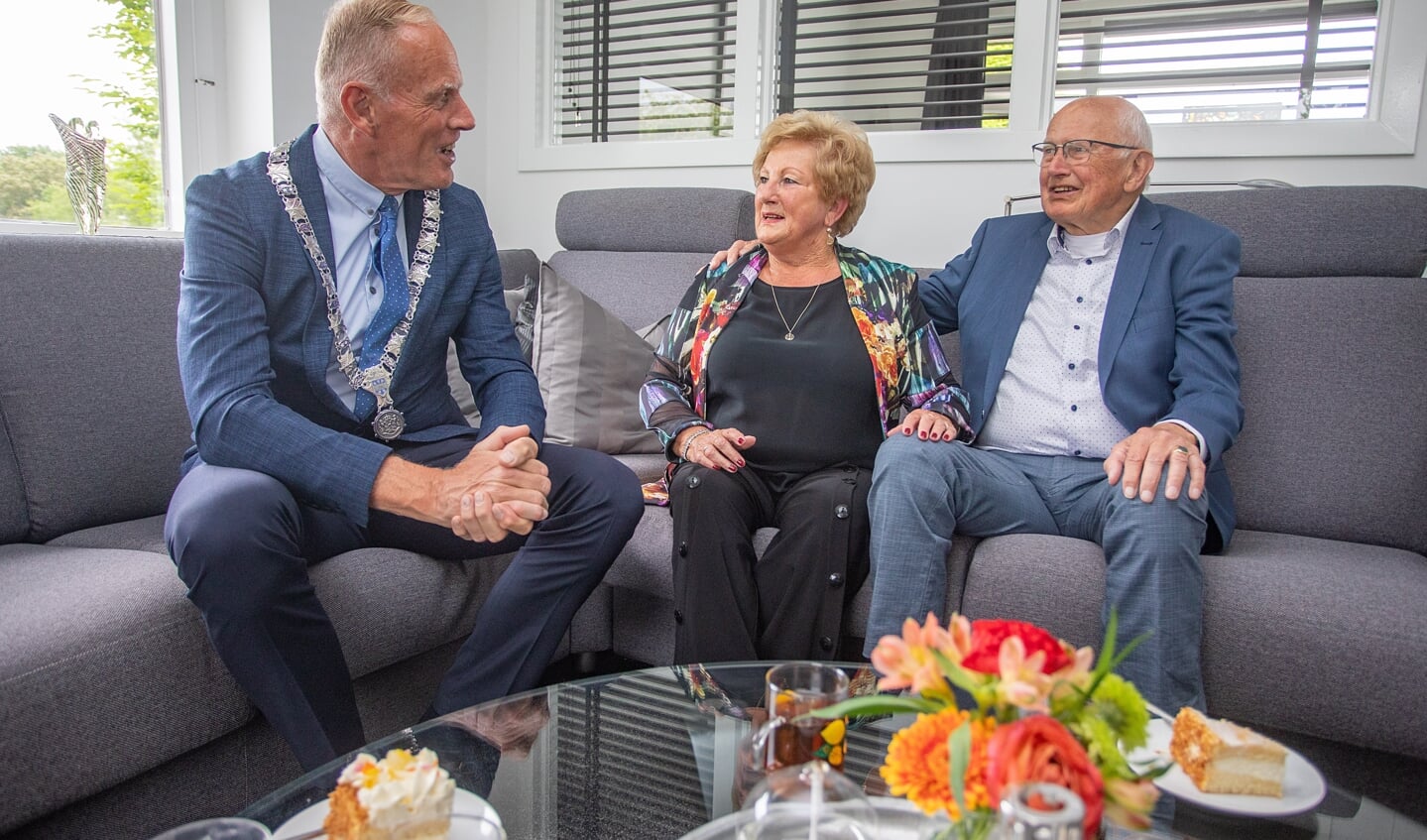 Echtpaar Heinen-Klinkenberg met burgemeester Han ter Heegde.