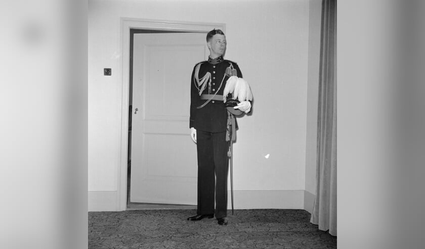 Burgemeester Bührmann was een van de vier dragers van de sleep van de koningsmantel tijdens de inhuldigingsplechtigheid van koningin Juliana.