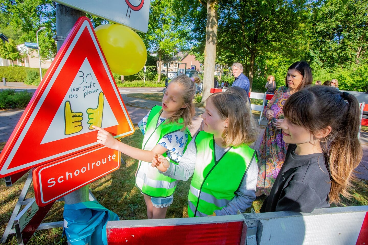 Het verkeersbord wordt toegelicht door de ontwerpster Madelief van der Veen.